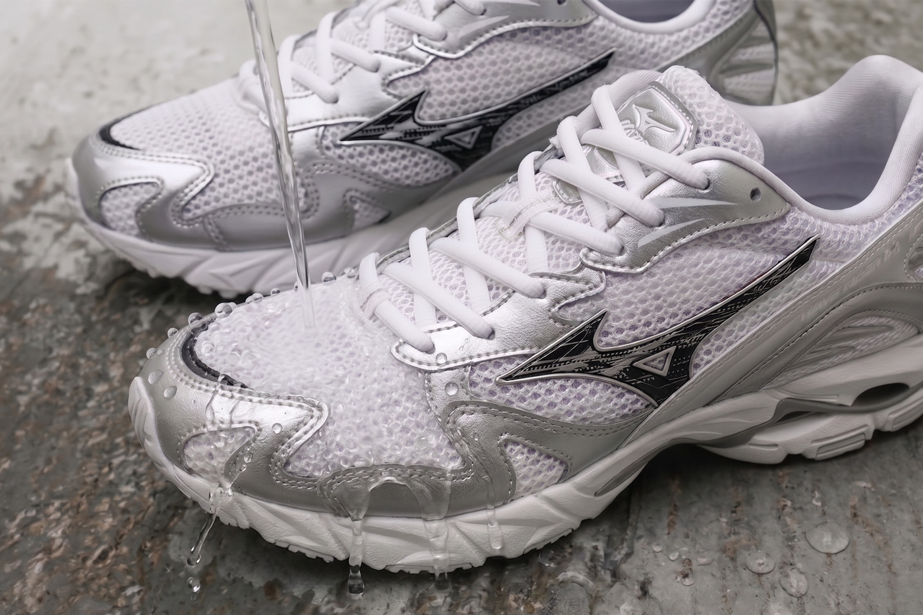 Mizuno 跑鞋噴上防御工事透氣防水噴霧後的防潑水與抗污實測