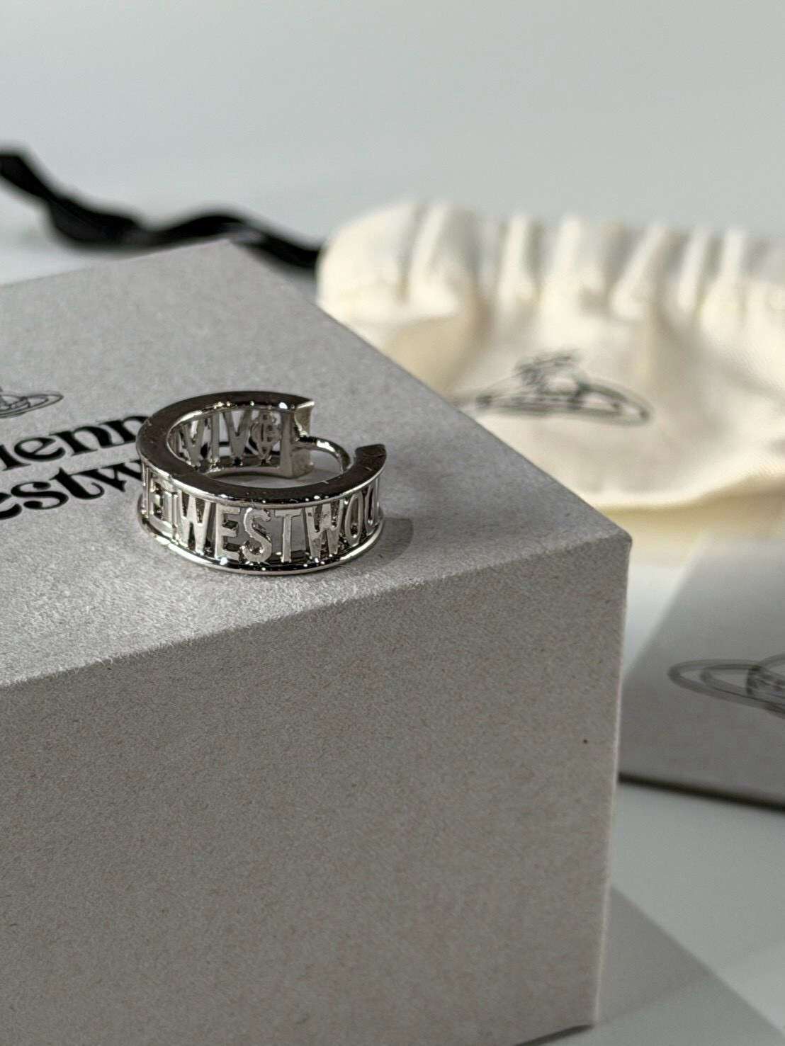 Vivienne Westwood 字體Logo銀色圓環耳環 單個