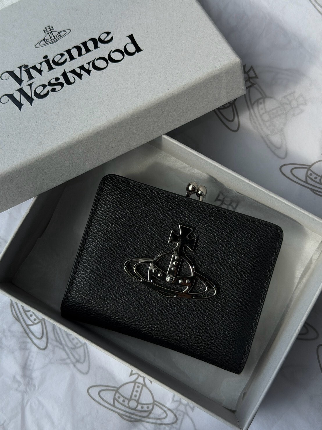 近五折 Vivienne Westwood立體金屬 黑銀土星大Logo 皮革短夾 錢包 西太后