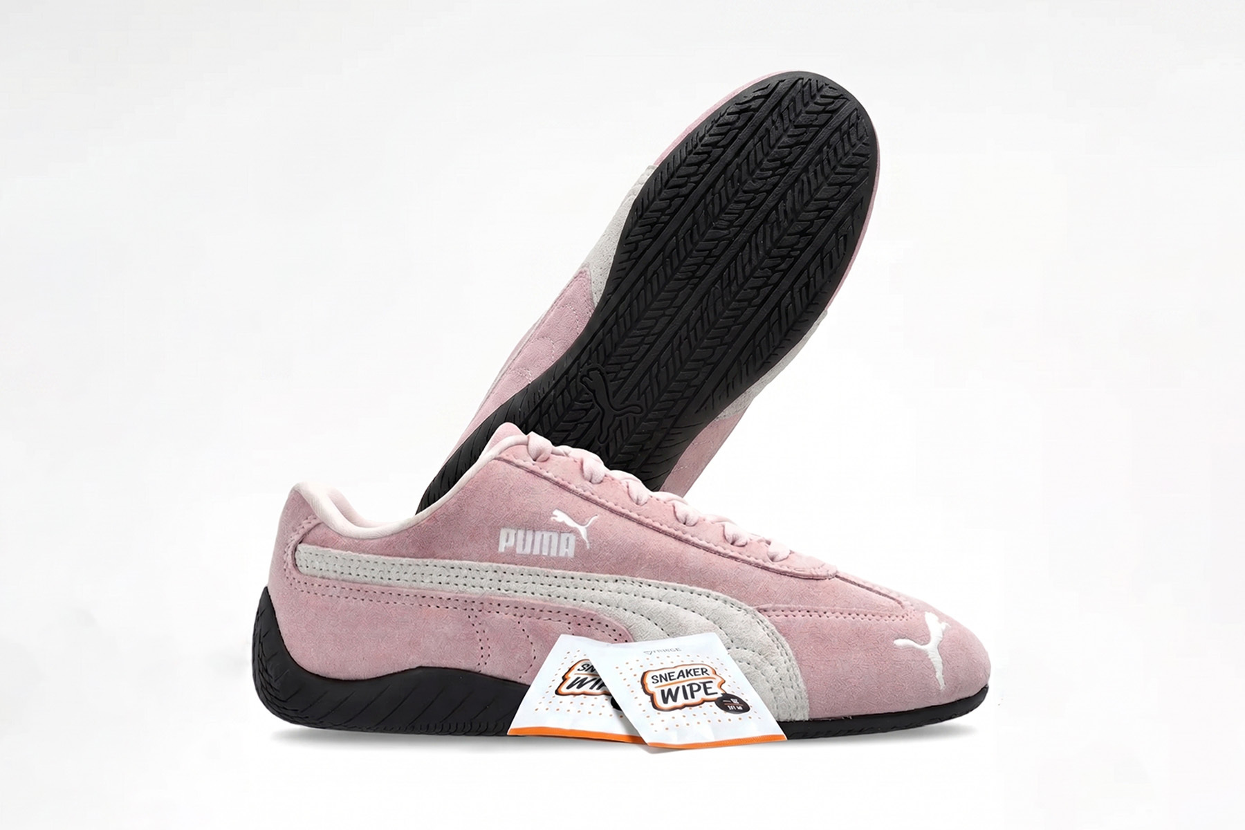 使用鞋子免水洗清潔濕巾精準擦拭 Puma Speedcat 鞋面皮革