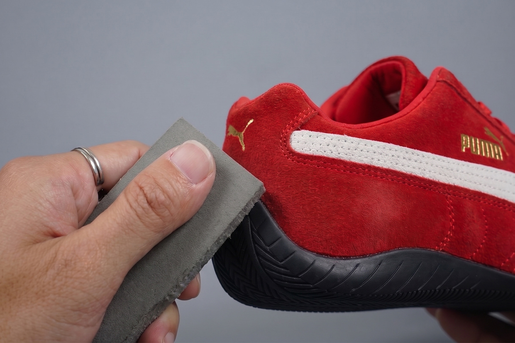 使用麂皮清潔三件組清潔 Puma Speedcat 賽車鞋大面積麂皮鞋面