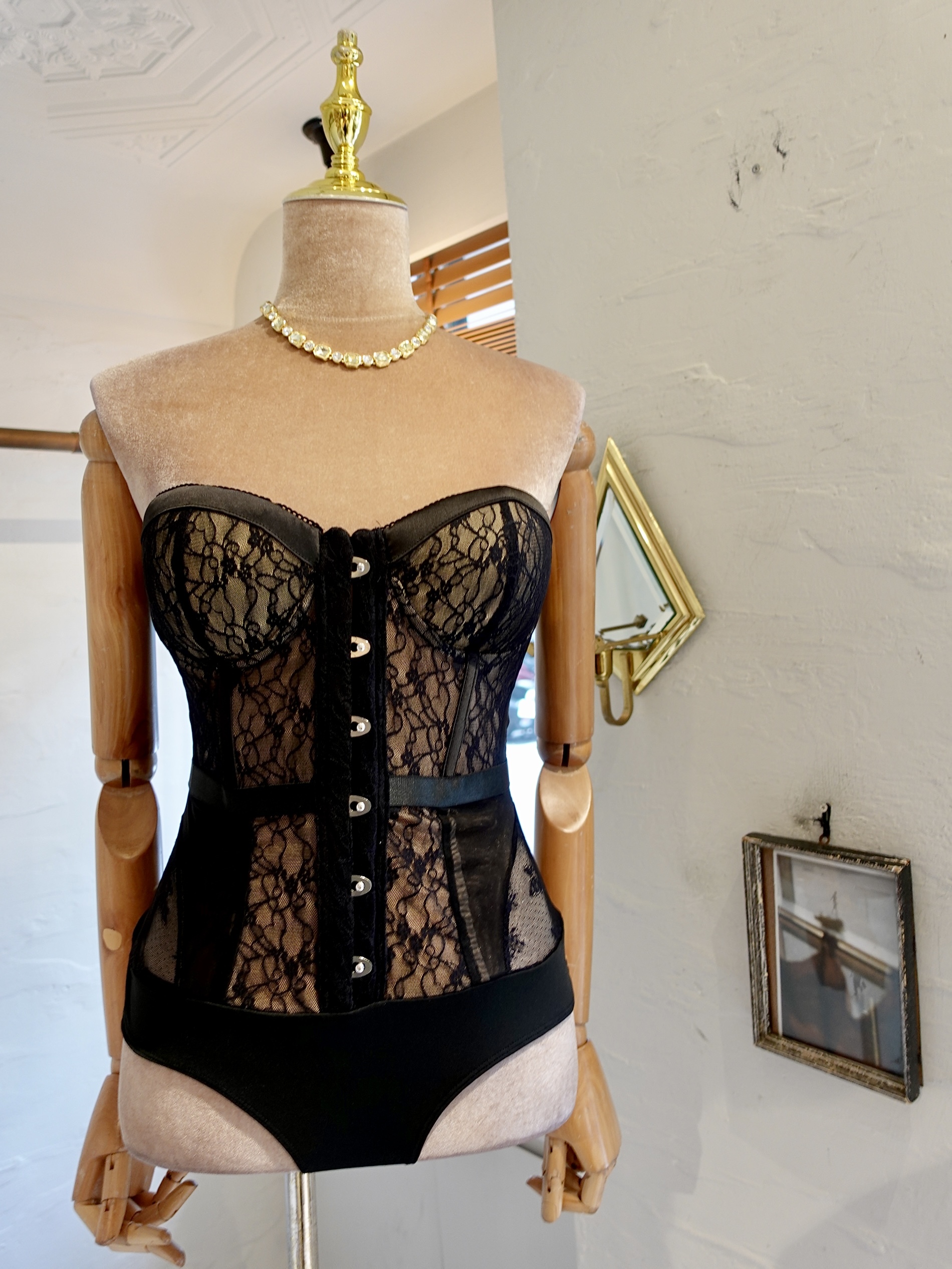 Hot Black黑色金屬鈕扣蕾絲馬甲連身衣Bodysuit