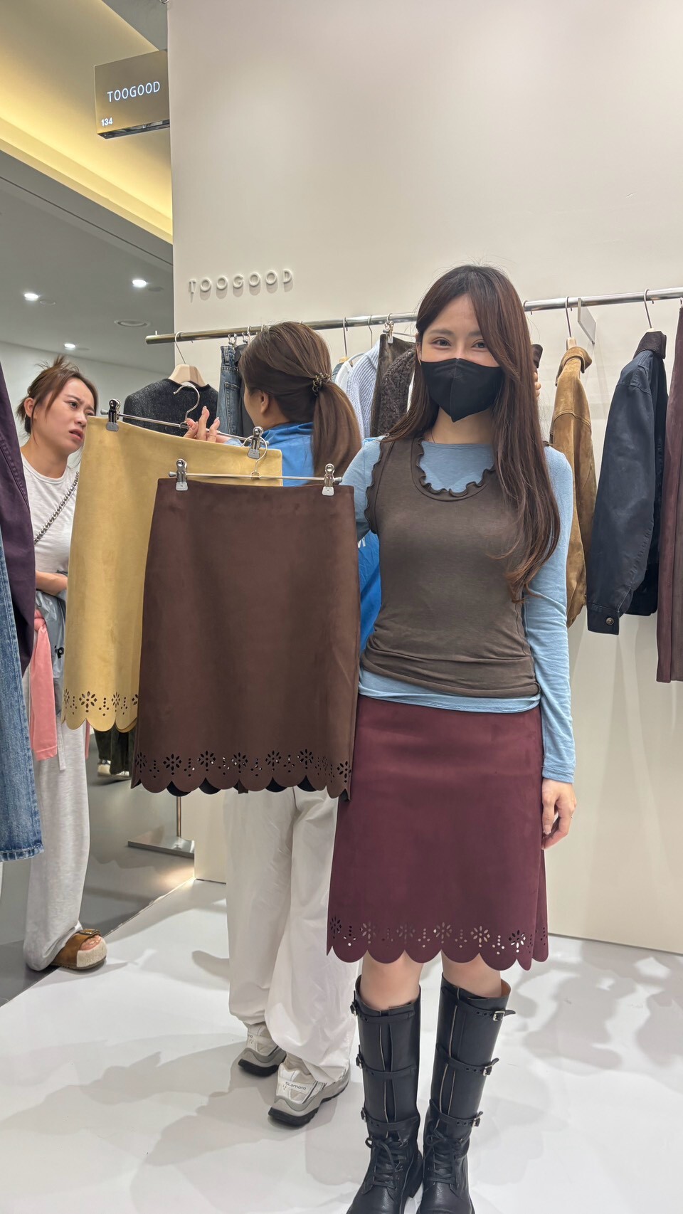 TG7134 仿麂皮鏤空雕花波浪下擺中短裙