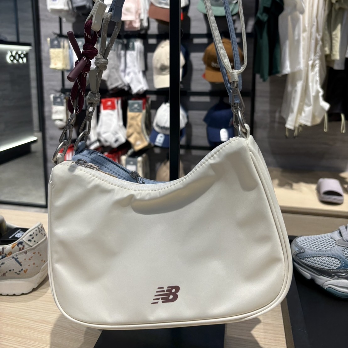 NEW BALANCE 半月形 半圓 隨身 側背包 肩背包 小LOGO AC8317ZCIC