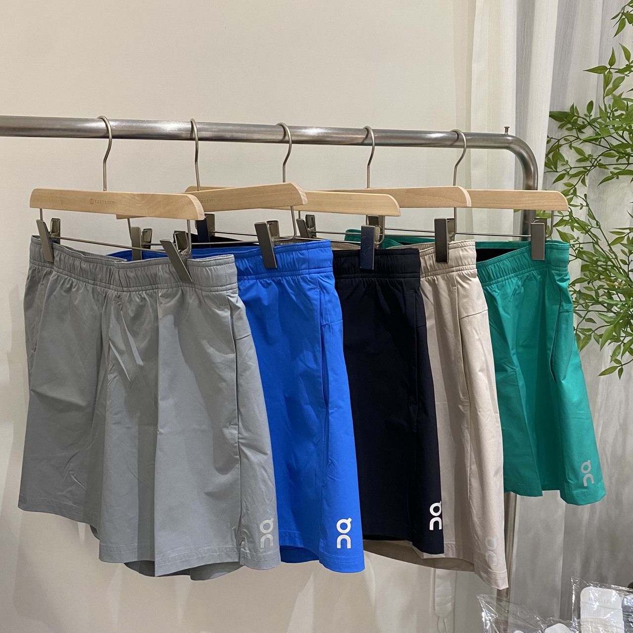 On Running 隱形拉鍊口袋短褲 core shorts