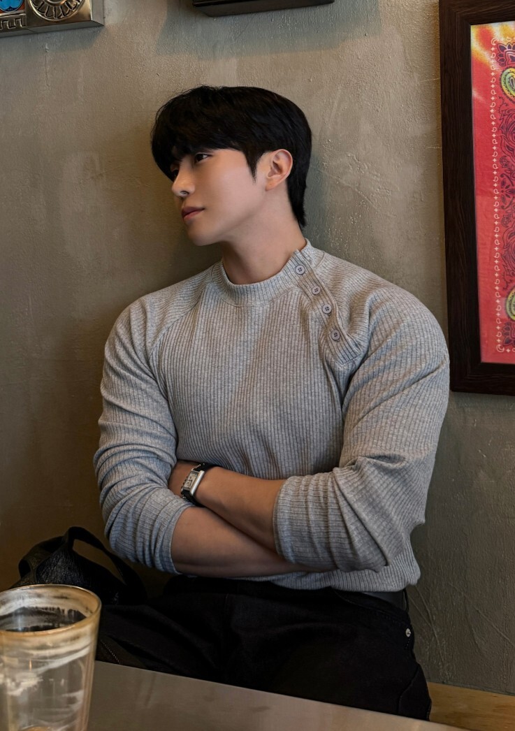 Casual Slim-Fit Ribbed Long-Sleeve T-Shirt with Side Button Detail