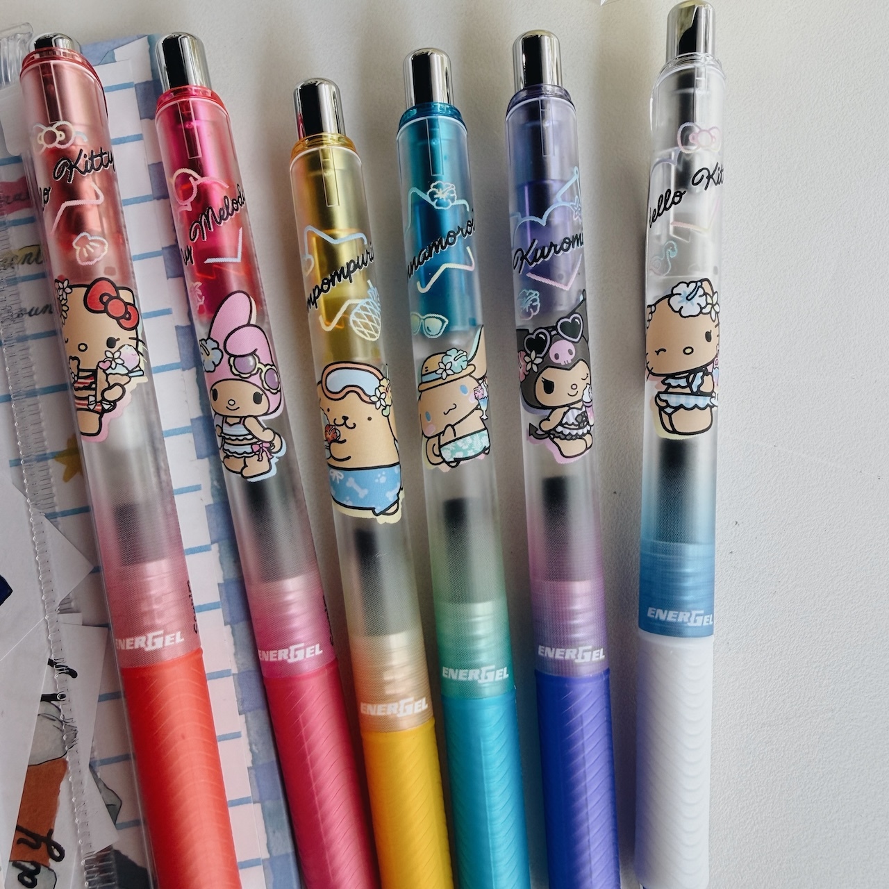 三麗鷗 夏日曬黑限定 0.5黑色 極速鋼珠筆 ENERGEL｜日本Pentel