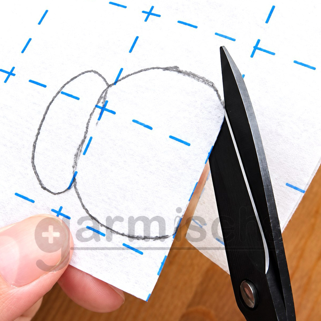 Scissors following a drawn curve on gridded interfacing material