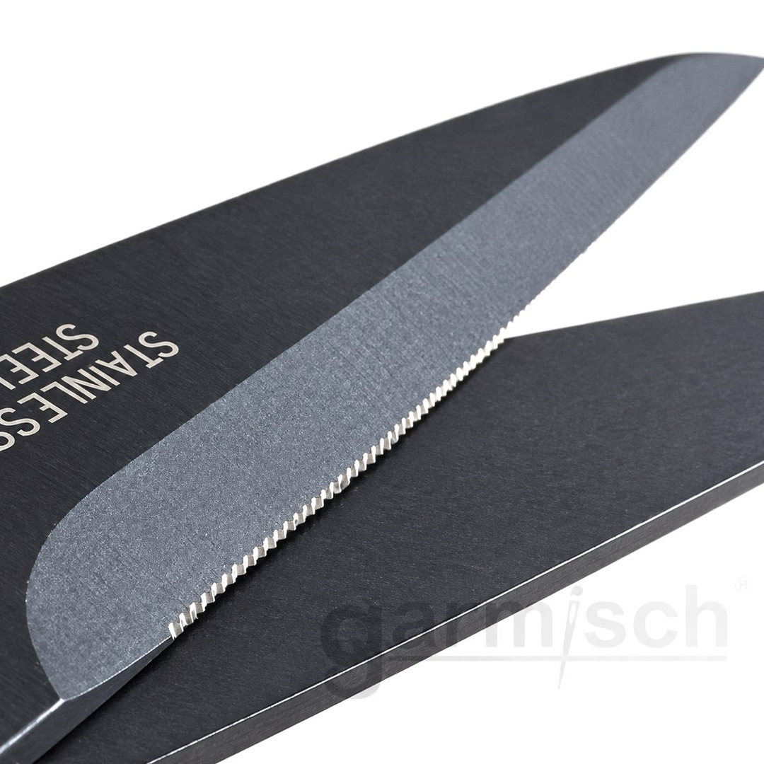 Close-up of the fine serrations along one scissor blade