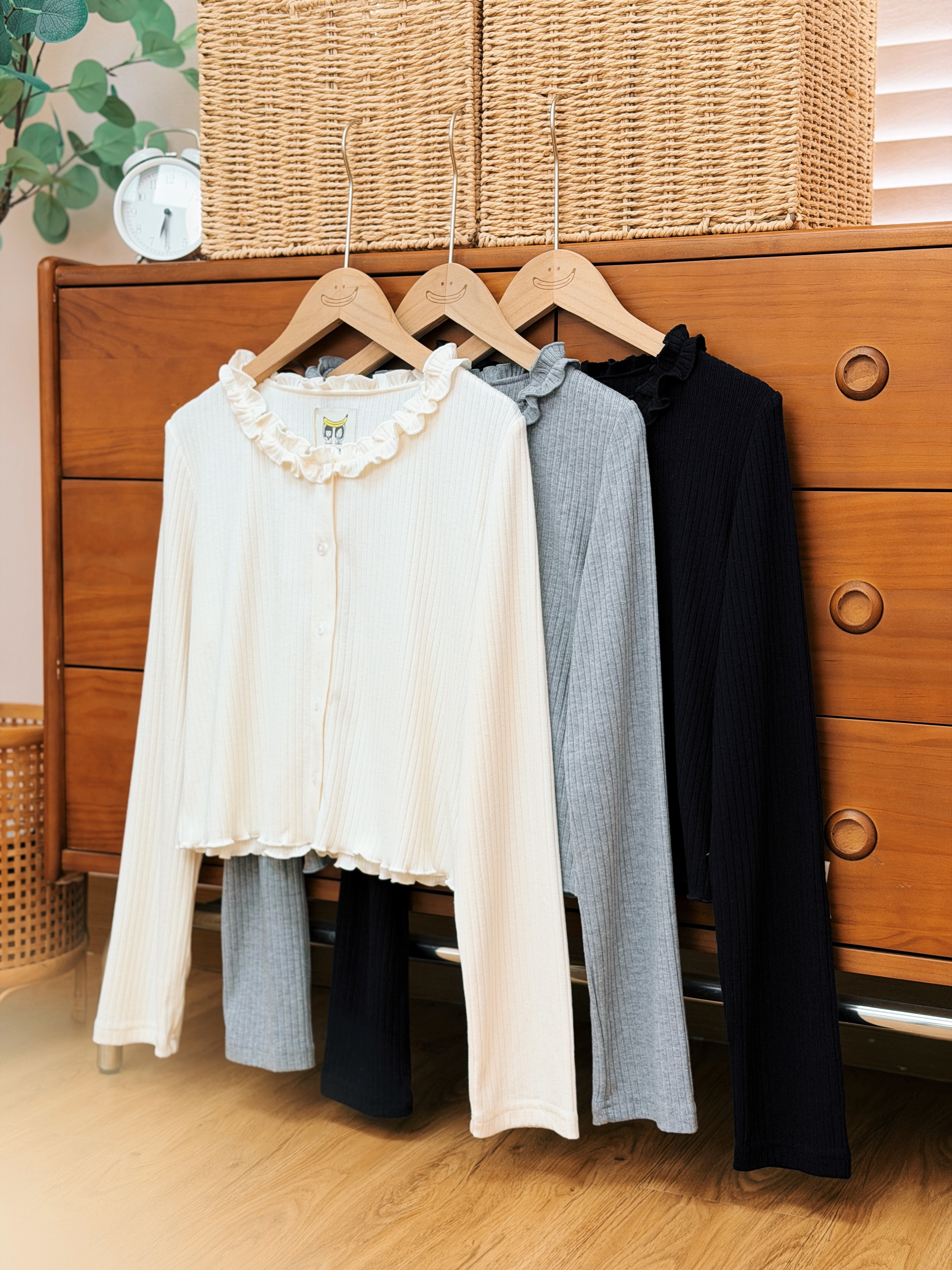 三色 / 柔軟坑紋荷葉邊長袖外套 / Soft Ribbed Ruffle Trim Cardigan