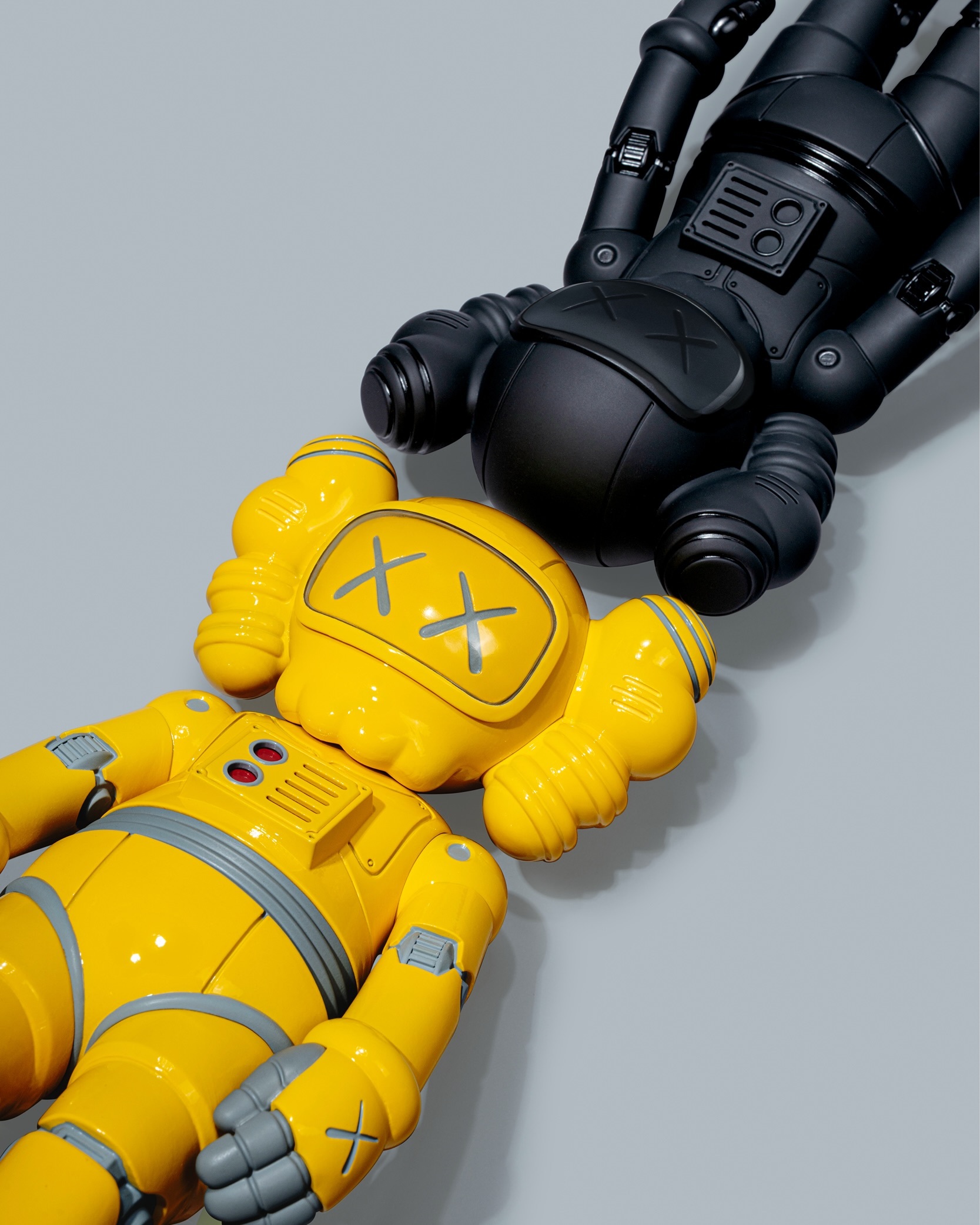 KAWS:HOLIDAY HANGZHOU - Figure (Yellow/Black) 杭州 機器人 黃色 黑色 公仔
