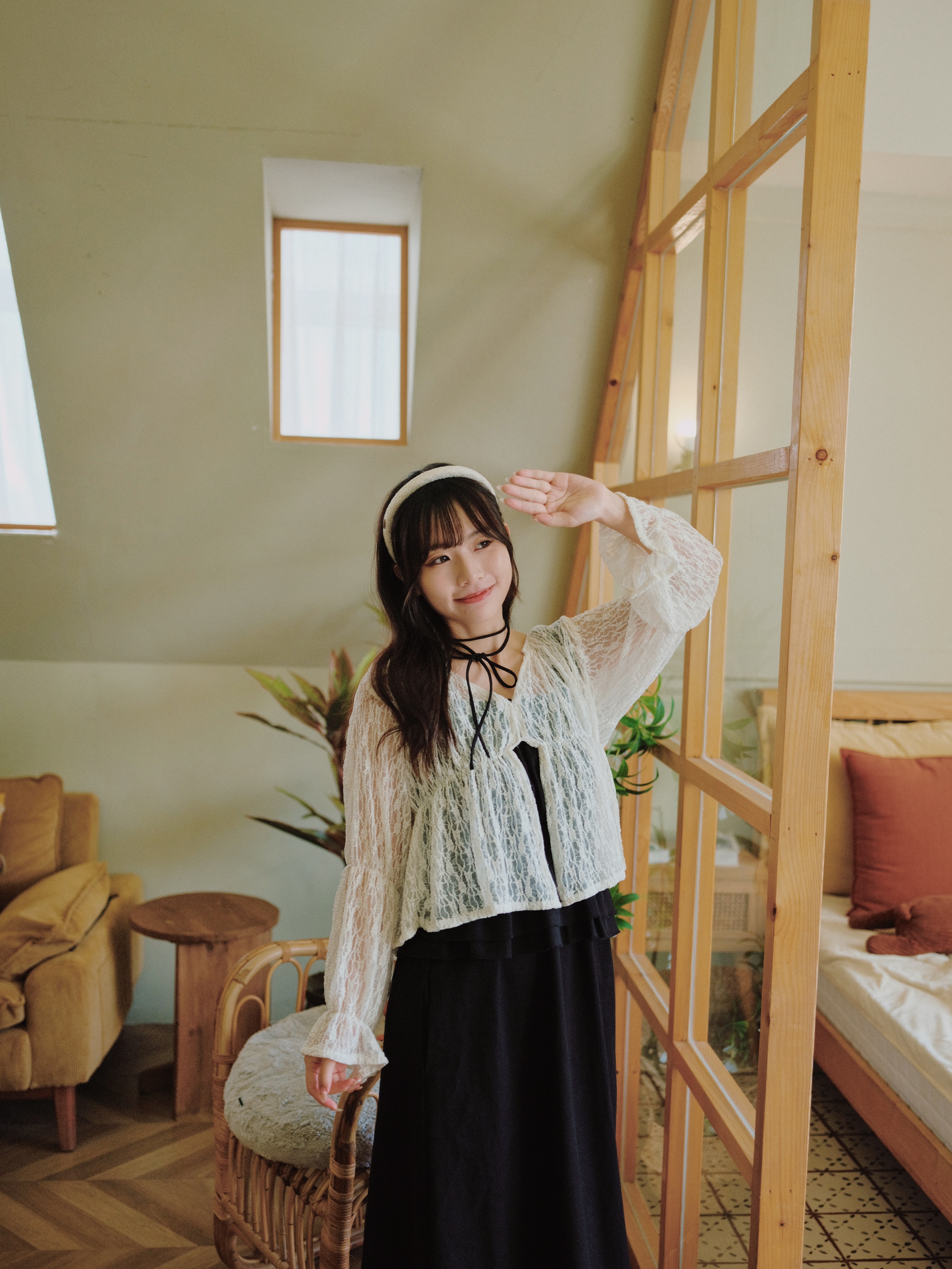 奶油白色 / 微透蕾絲V領抓皺薄外套 / Sheer Lace Gathered V-Neck Cardigan