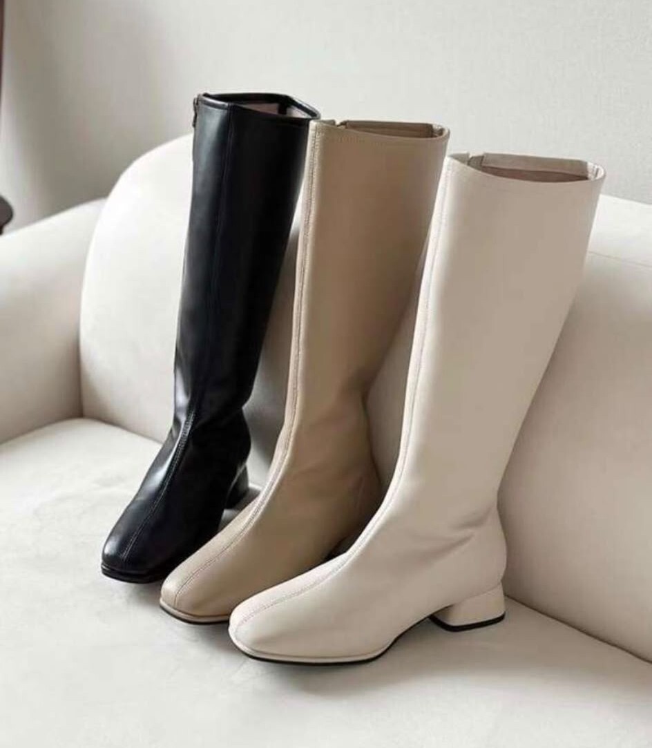 MM01 (#2451)   長BOOTS  足碼  225-250碼  鞋跟高度：3.5 cm /鞋幫寬度：8 cm /前跟高度：1 cm /閉合長度：37 cm 真牛皮 $639