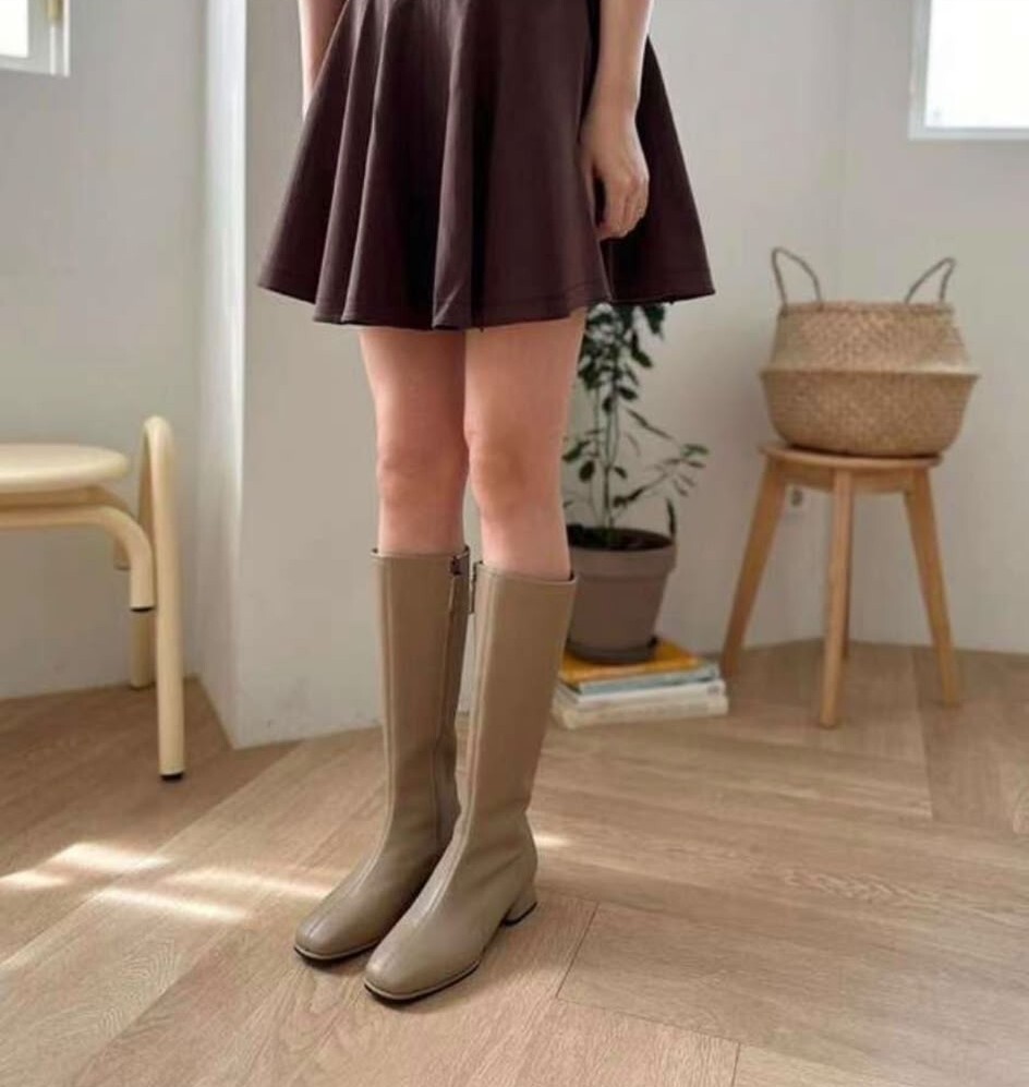 MM01 (#2451)   長BOOTS  足碼  225-250碼  鞋跟高度：3.5 cm /鞋幫寬度：8 cm /前跟高度：1 cm /閉合長度：37 cm 真牛皮 $639