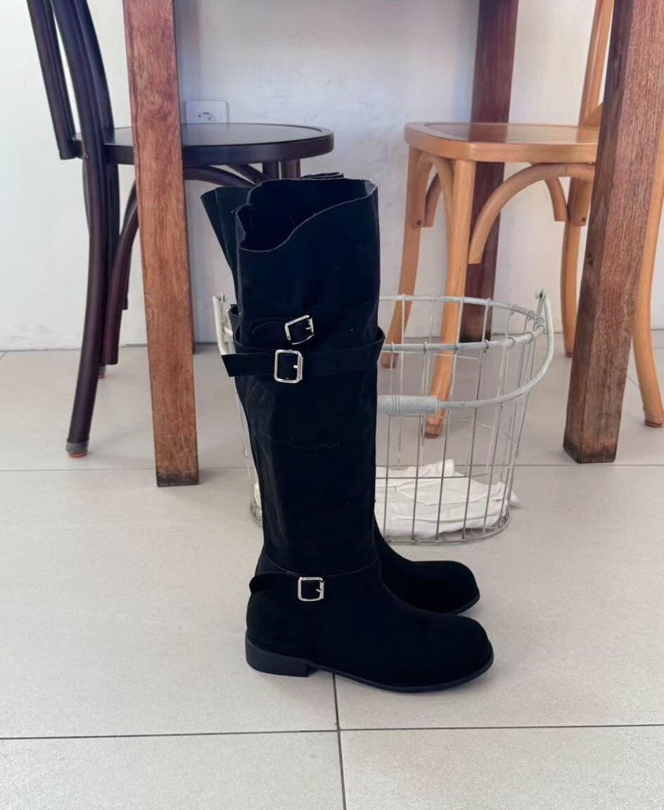 CC16 (#2439)    足碼  SIZE:225~250   2.5 CM 高   $639