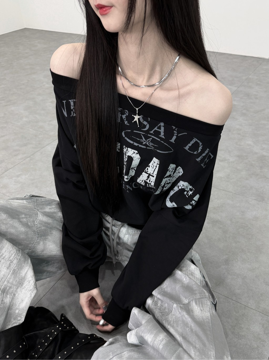 A0409-A14 隨性斜肩收腰撞色印花上衣