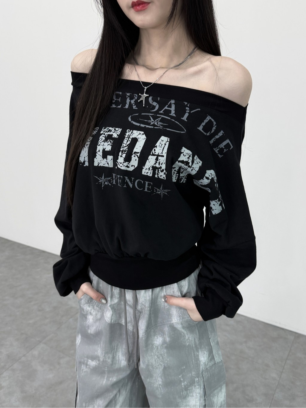 A0409-A14 隨性斜肩收腰撞色印花上衣