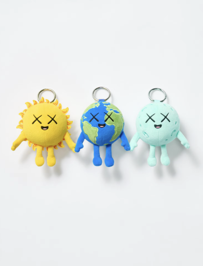 【APAIR】預購 kaws x Uniqlo ut 2026 新款 地球 太陽 月球 吊飾