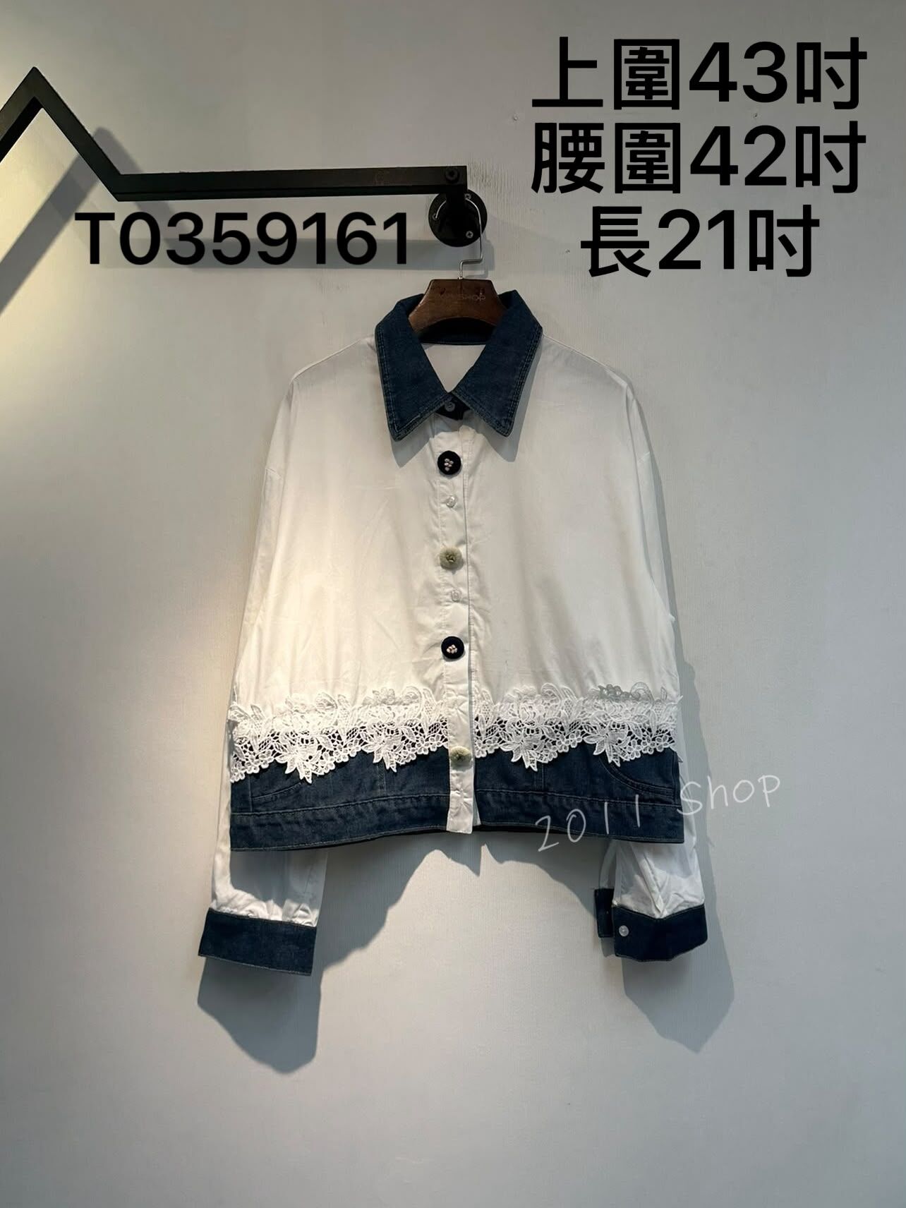 特色鈕扣牛仔拼布花紋恤衫  上圍43吋 腰圍42吋 長21吋  T0359161