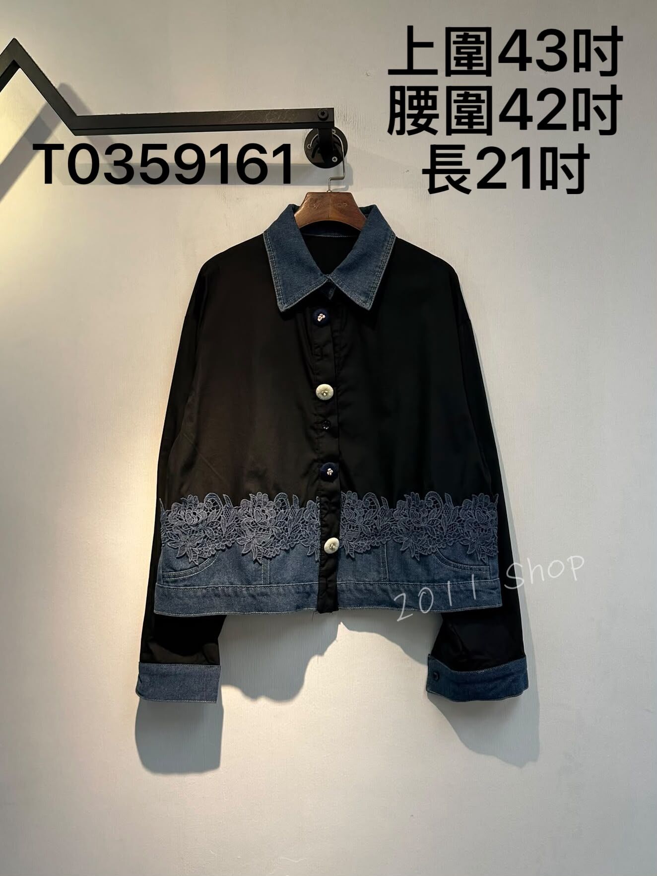 特色鈕扣牛仔拼布花紋恤衫  上圍43吋 腰圍42吋 長21吋  T0359161