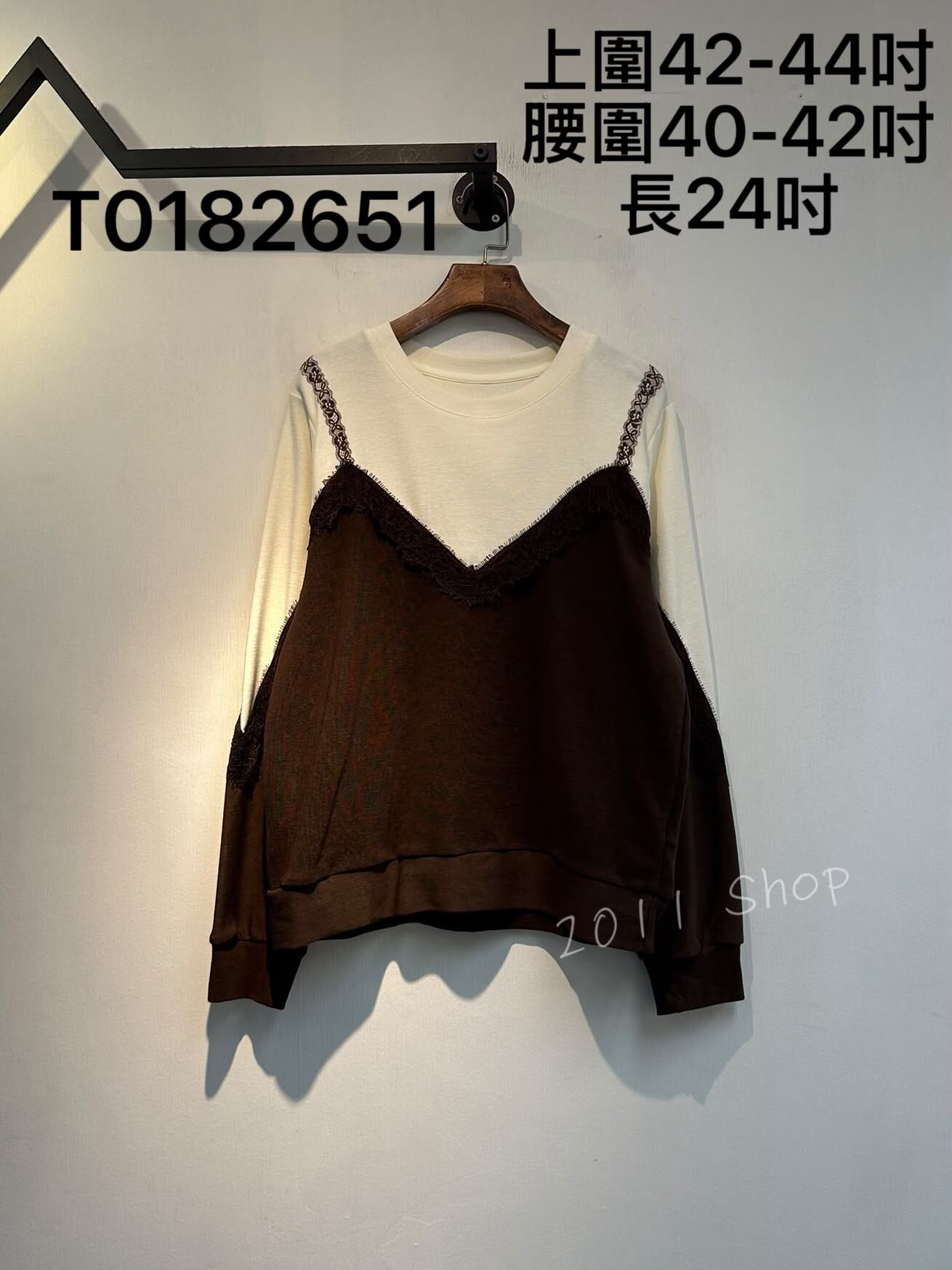 圓領拼色蕾絲吊帶印花TOP  上圍42-44吋 腰圍40-42吋 長24吋  T0182651