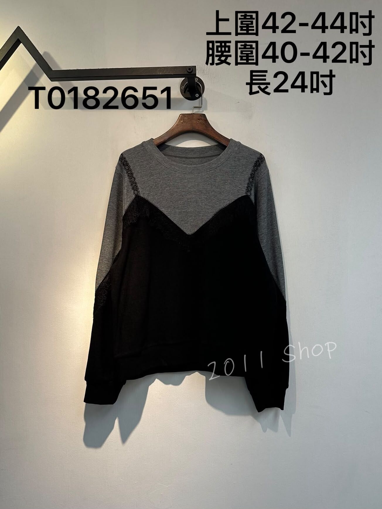 圓領拼色蕾絲吊帶印花TOP  上圍42-44吋 腰圍40-42吋 長24吋  T0182651