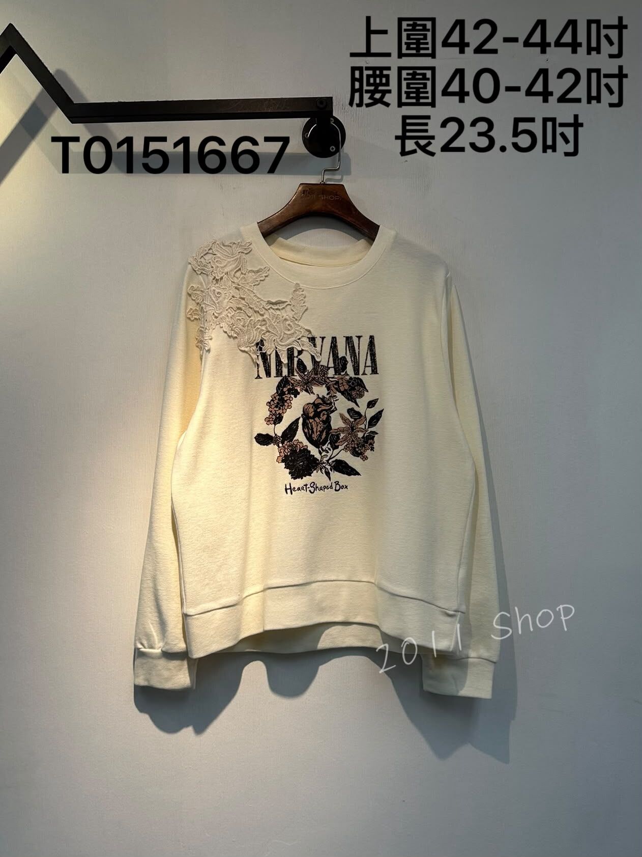復古立體單肩花紋英文字TOP  上圍42-44吋 腰圍40-42吋 長23.5吋  T0151667