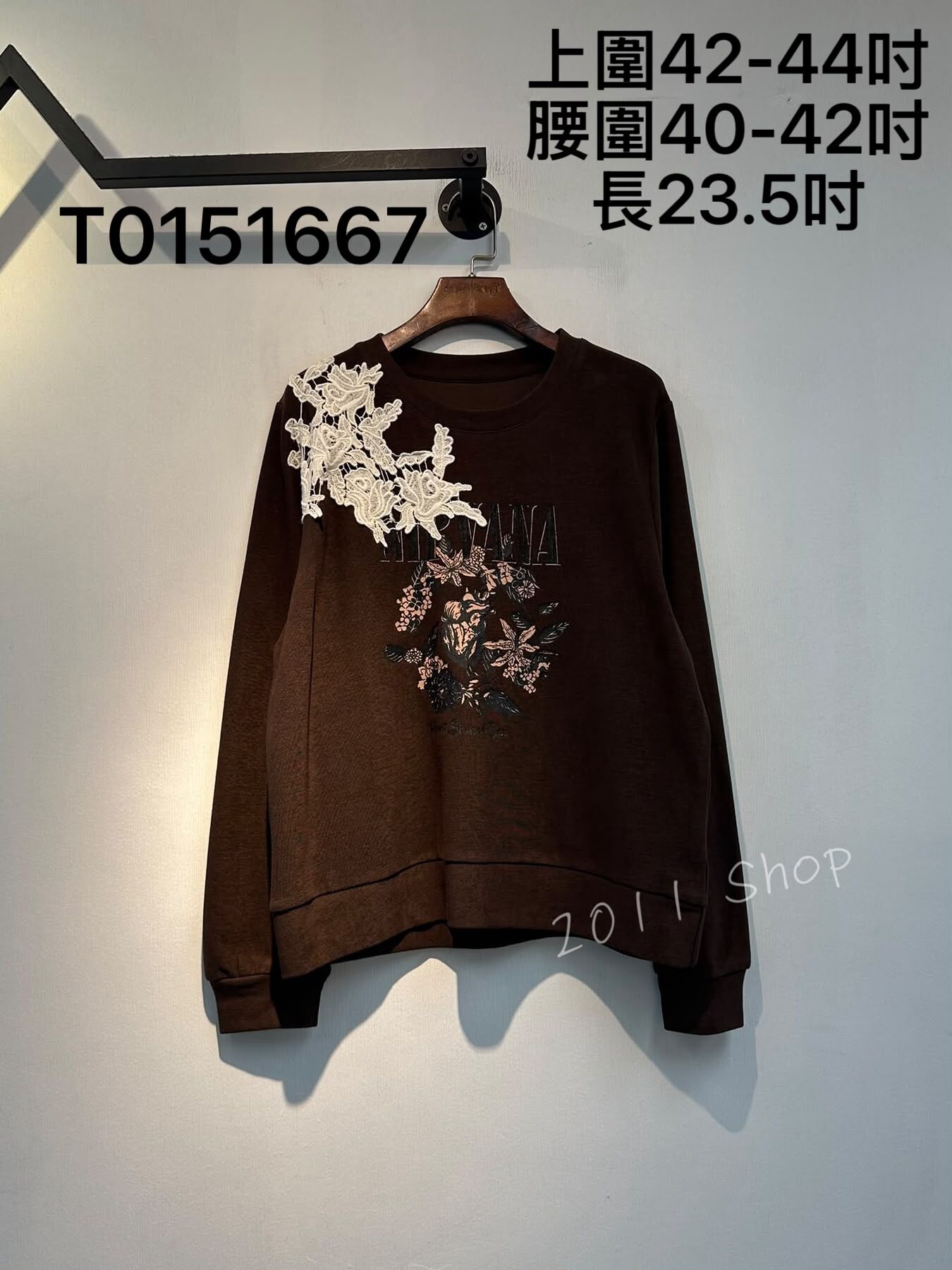 復古立體單肩花紋英文字TOP  上圍42-44吋 腰圍40-42吋 長23.5吋  T0151667