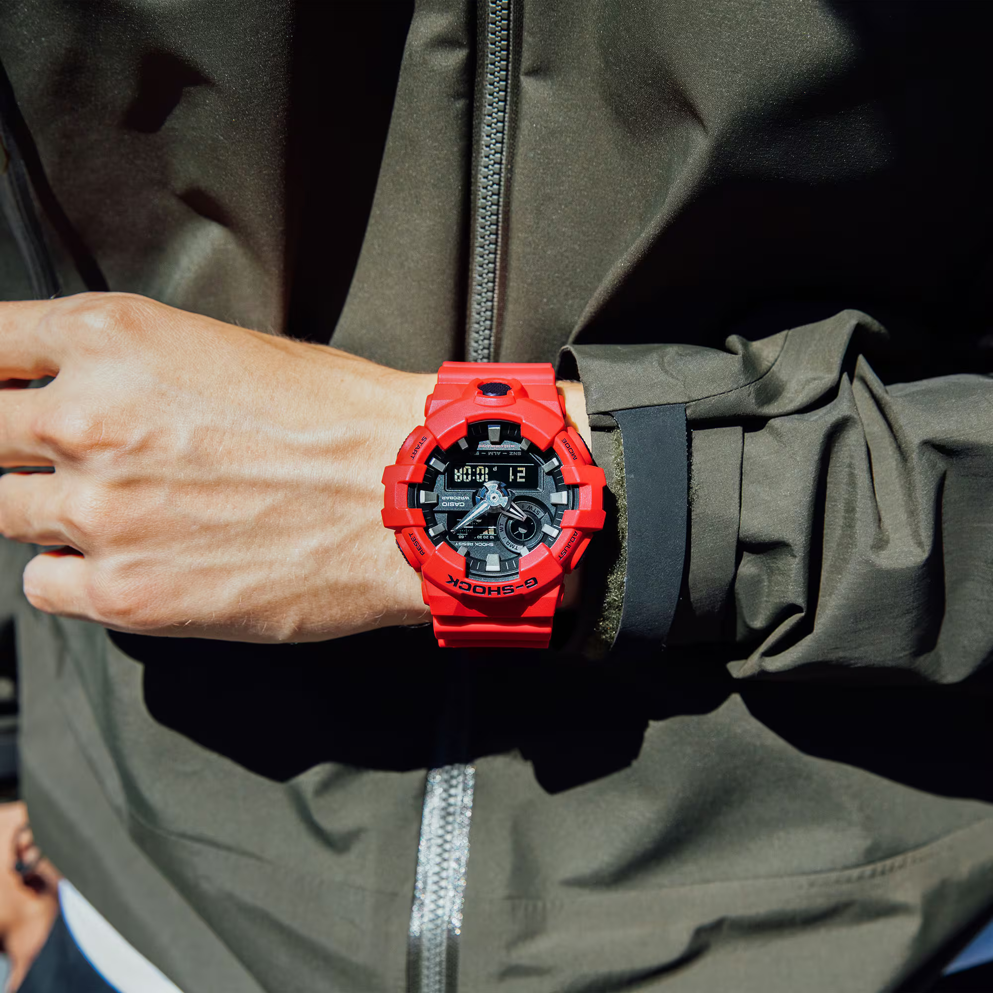 萬年鐘錶 - G-SHOCK  紅色防震雙顯電子錶 GA-700-4 錶徑 : 53.4mm