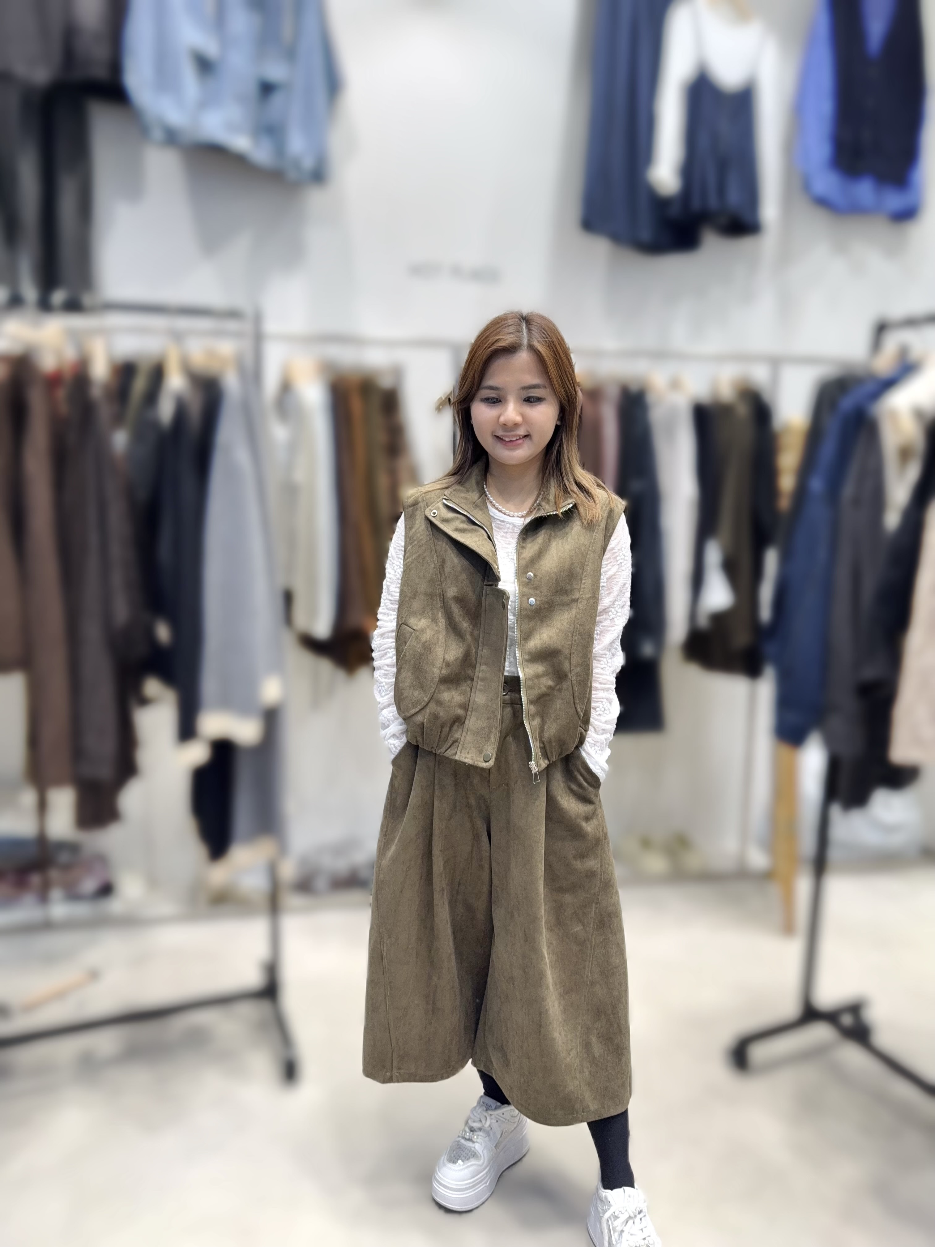 HP06    ( 1SET 2 件   ) 背心  :胸42 長23 /   下身 7 分褲  :腰28-32 HIP58 長23 $649  連BELT  校長價