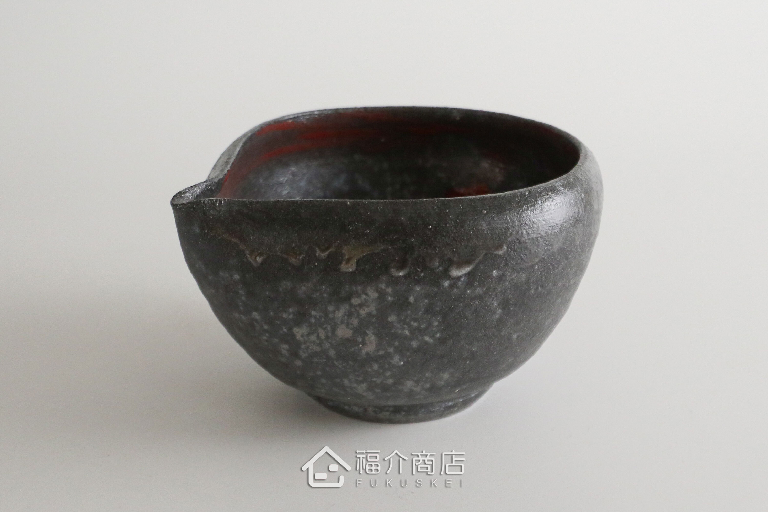 除了作為抹茶碗，亦是餐桌上極具特色的盛裝食器