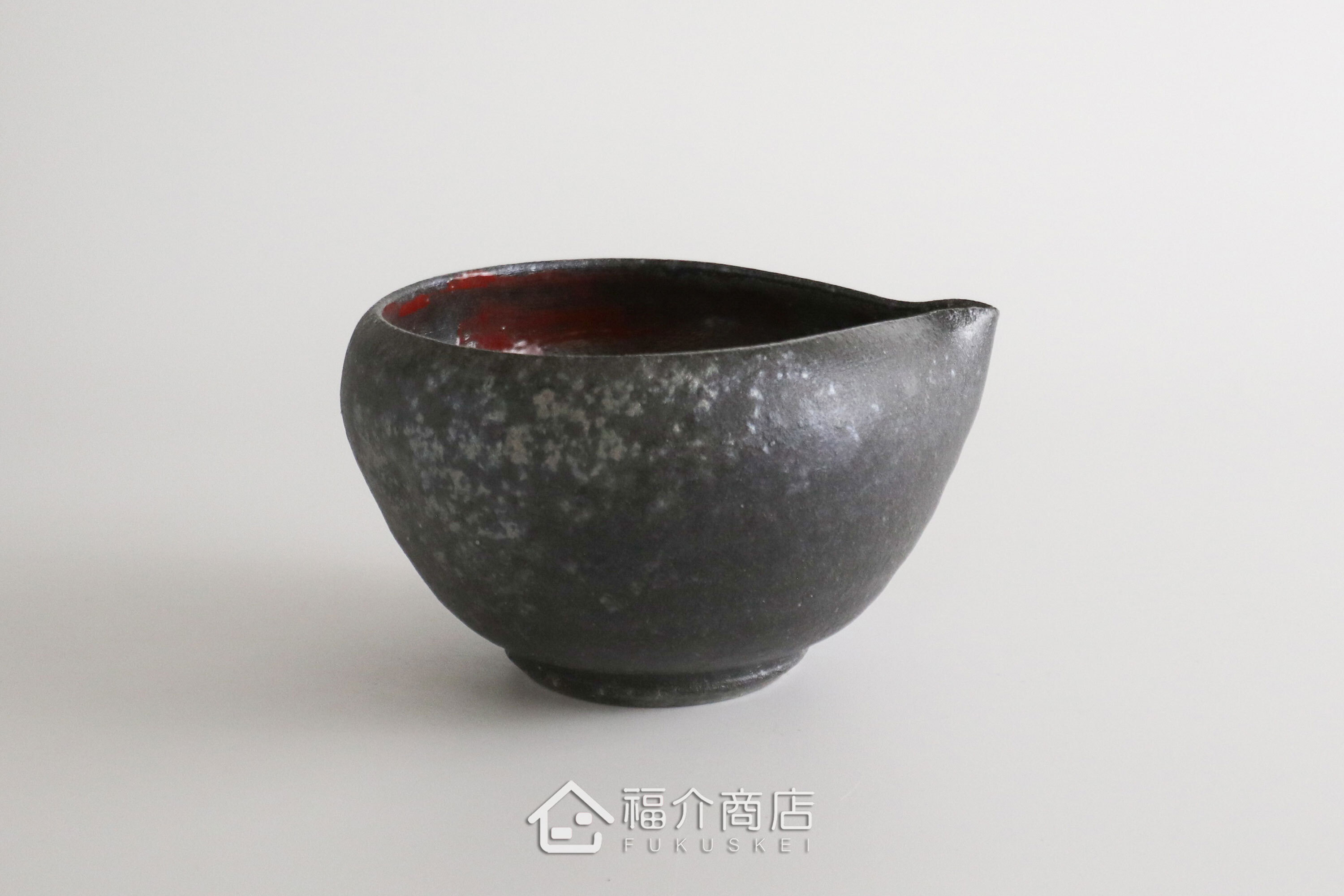 除了作為抹茶碗，亦是餐桌上極具特色的盛裝食器