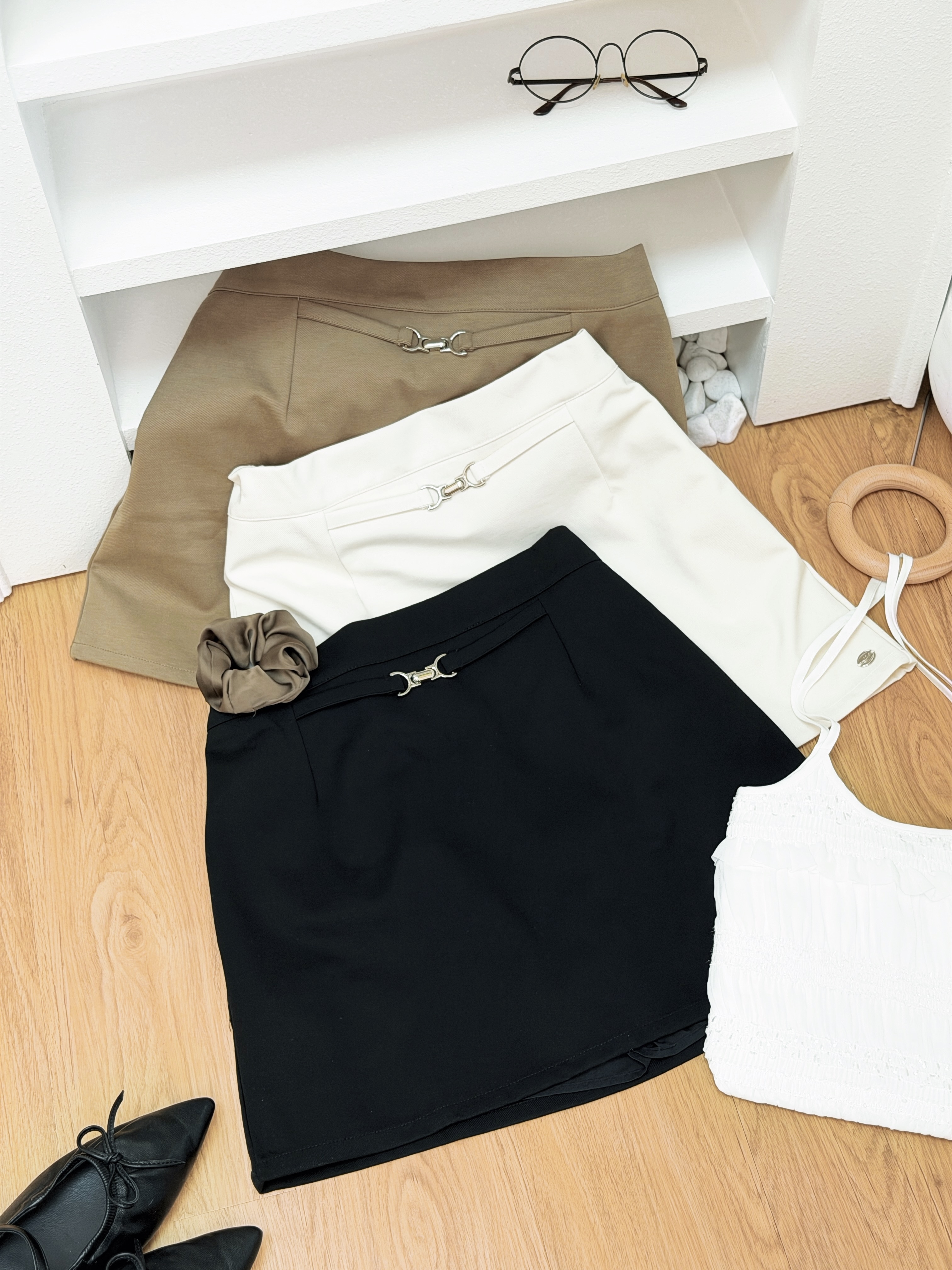三色 / 氣質感小對扣打褶短裙 / Elegance Decorative Clasp Mini Skirt