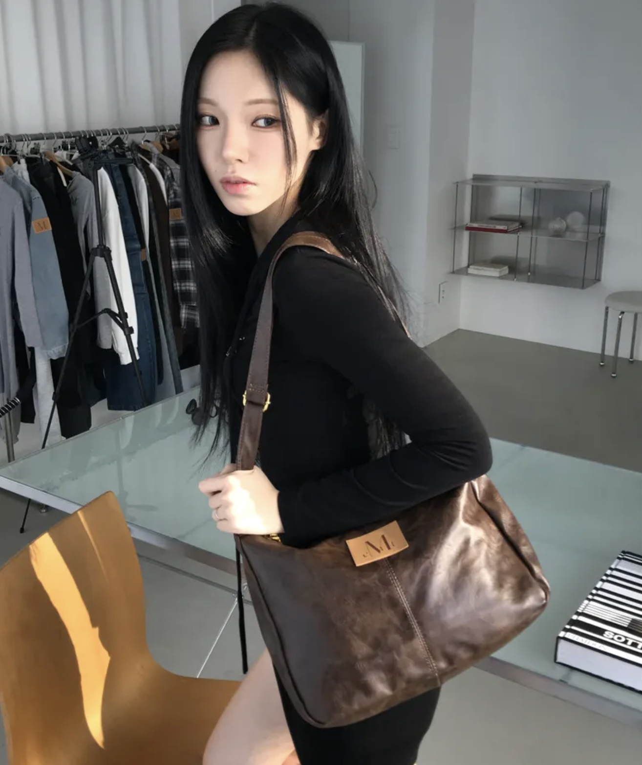 #預購 🇰🇷韓國 MUCENT MERIN 金色線條皮革肩背包 男女款 2色