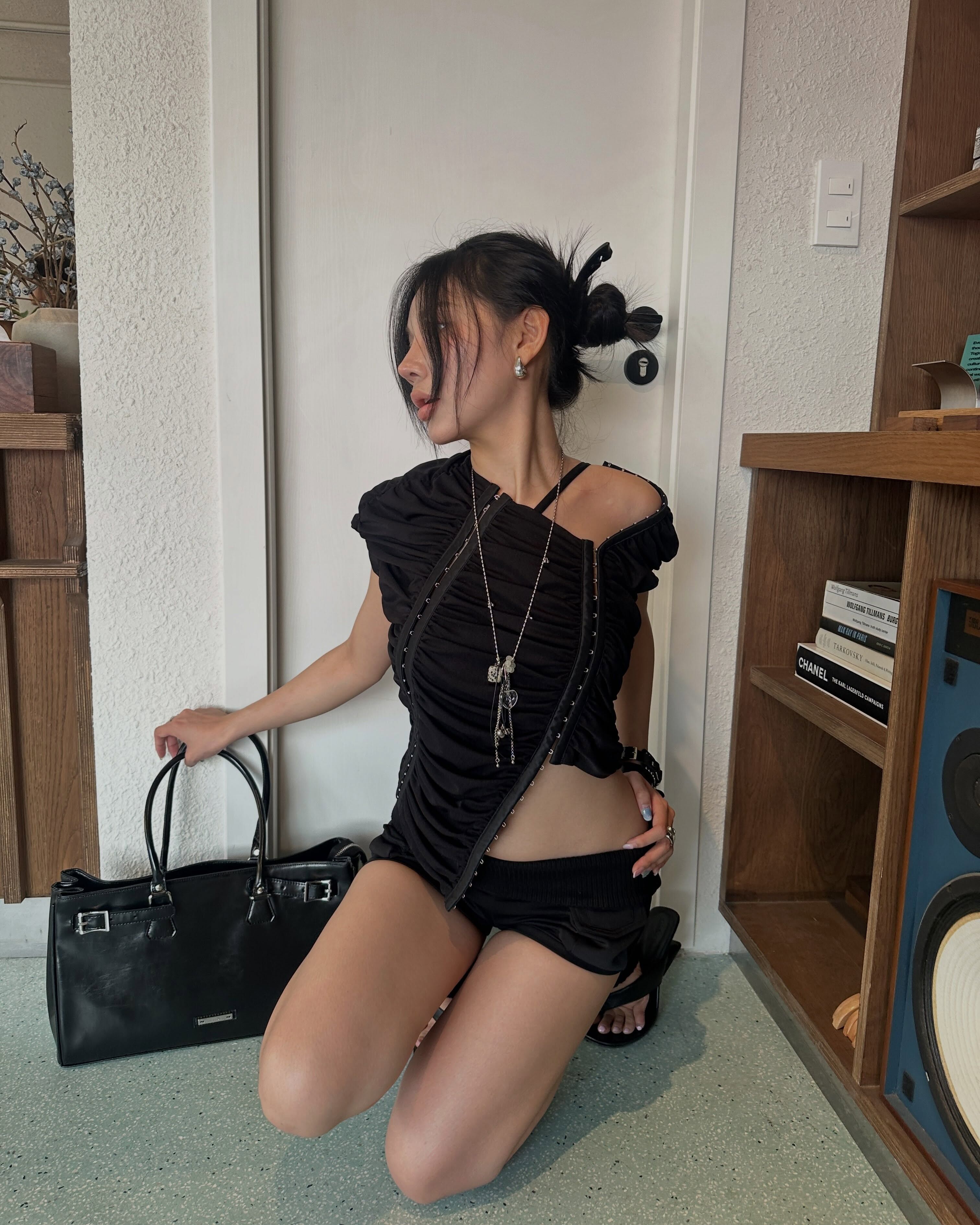 越南 IUE STUDIO Ruche Wavy Top 皺褶 設計感 馬甲 短袖 四色