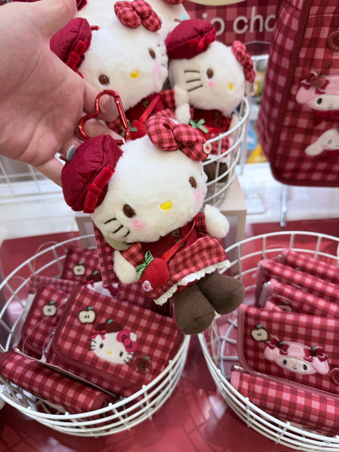 Hello Kitty 新款紅格紋 貝雷帽娃娃 愛心扣吊飾