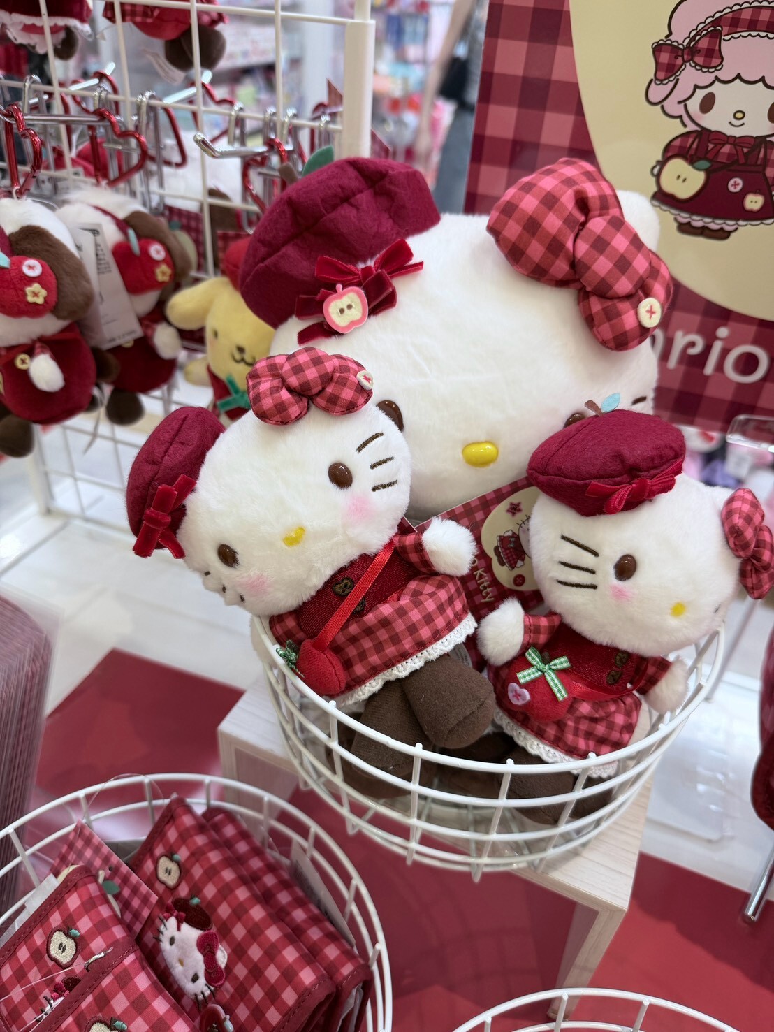 Hello Kitty 新款紅格紋 貝雷帽娃娃 愛心扣吊飾