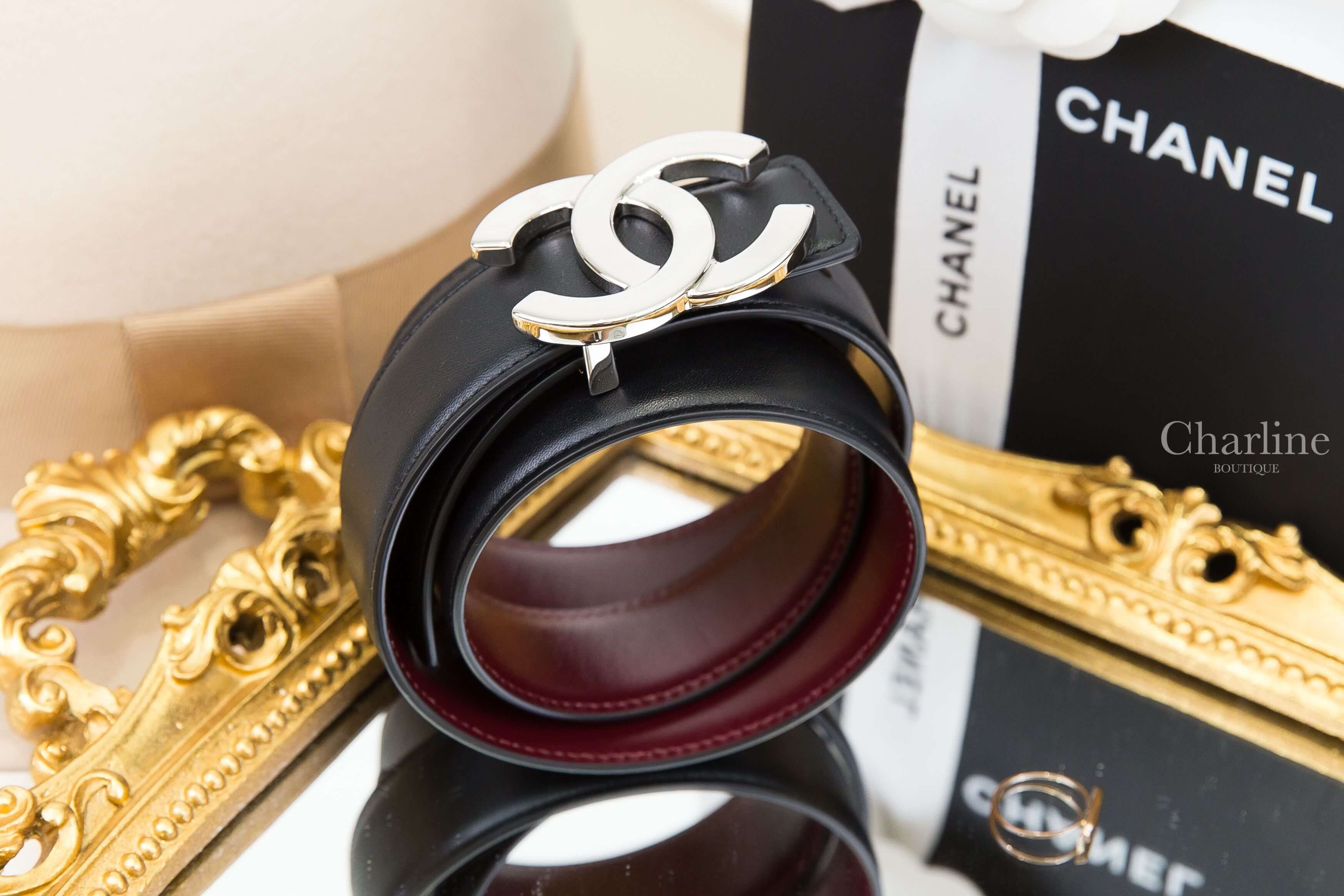 Chanel Leather Belt 黑色/勃根地酒紅色銀CC小牛皮雙面皮帶 捲繞造型與銀色CC Logo皮帶扣展示