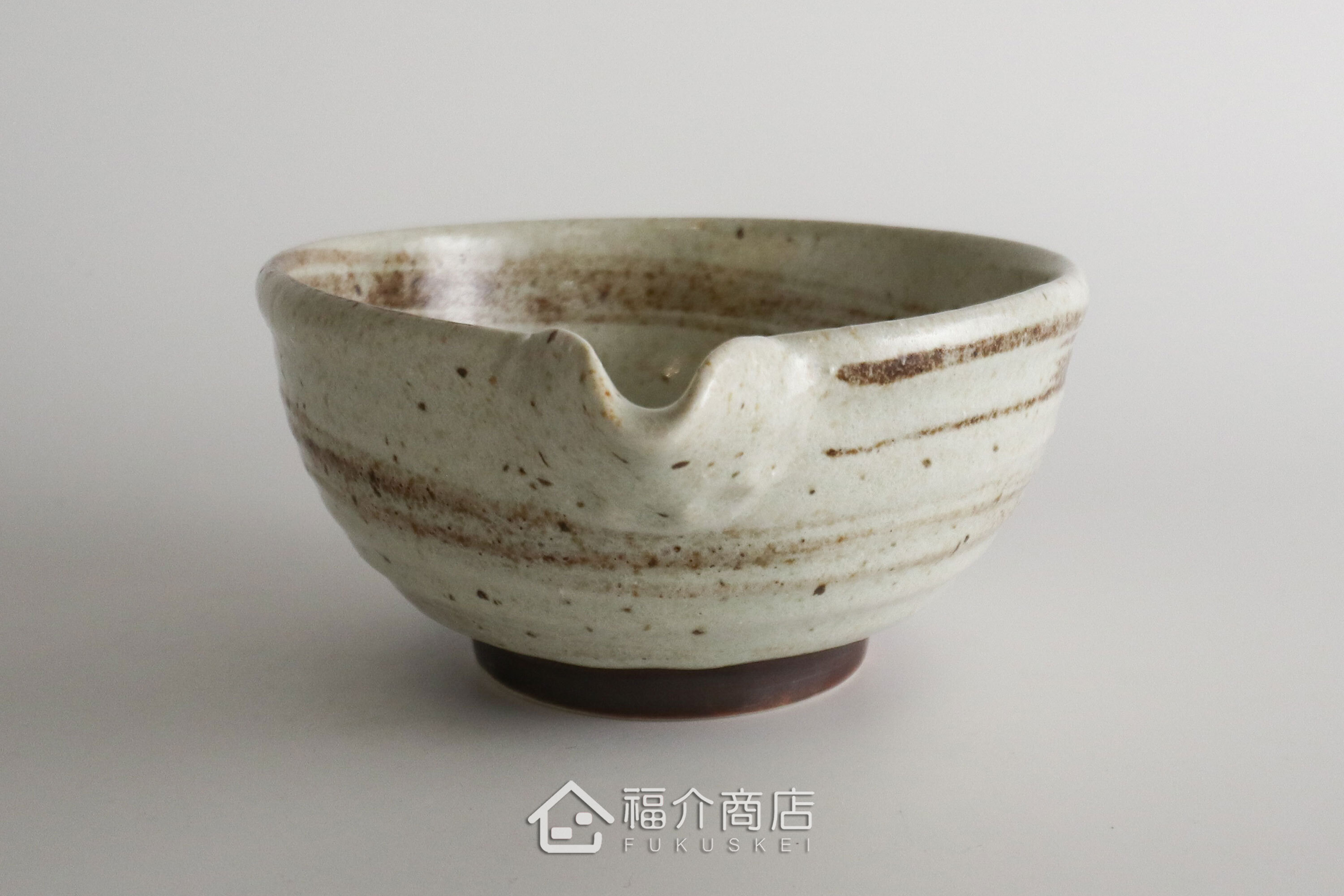 除了作為抹茶碗，也是餐桌上極具特色的盛裝食器，日式小菜、燉煮料理到沙拉、甜點，這款片口鉢都能輕鬆駕馭