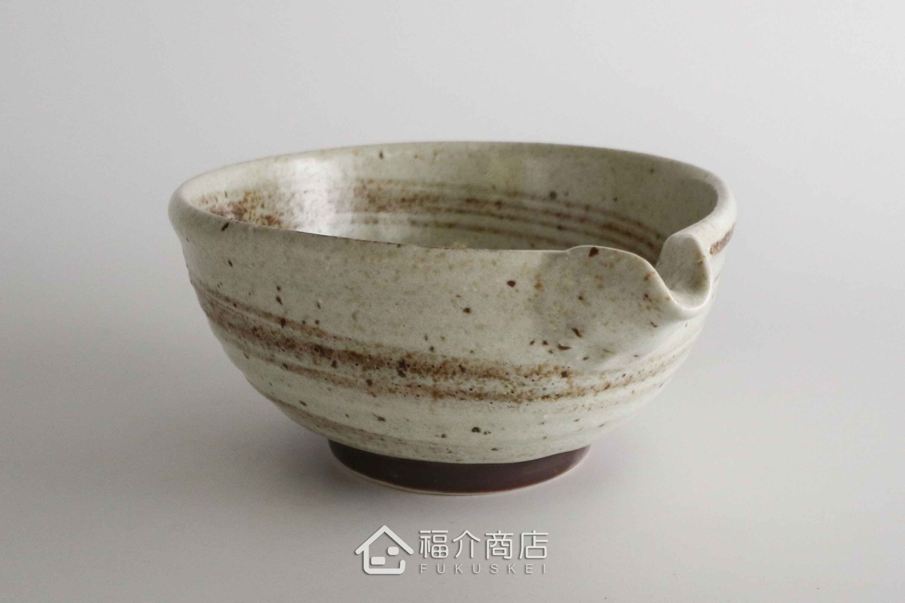 除了作為抹茶碗，也是餐桌上極具特色的盛裝食器，日式小菜、燉煮料理到沙拉、甜點，這款片口鉢都能輕鬆駕馭