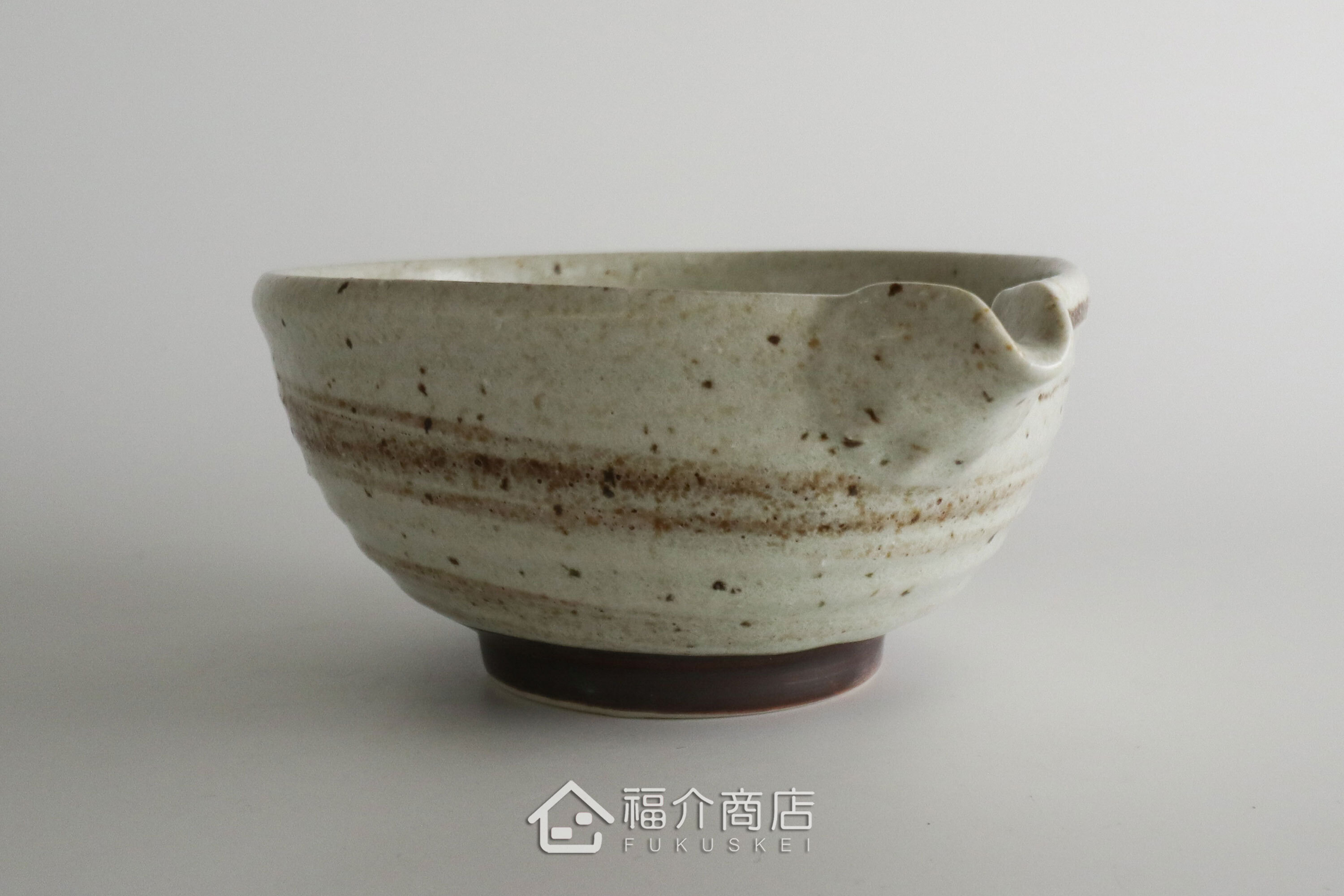 除了作為抹茶碗，也是餐桌上極具特色的盛裝食器，日式小菜、燉煮料理到沙拉、甜點，這款片口鉢都能輕鬆駕馭