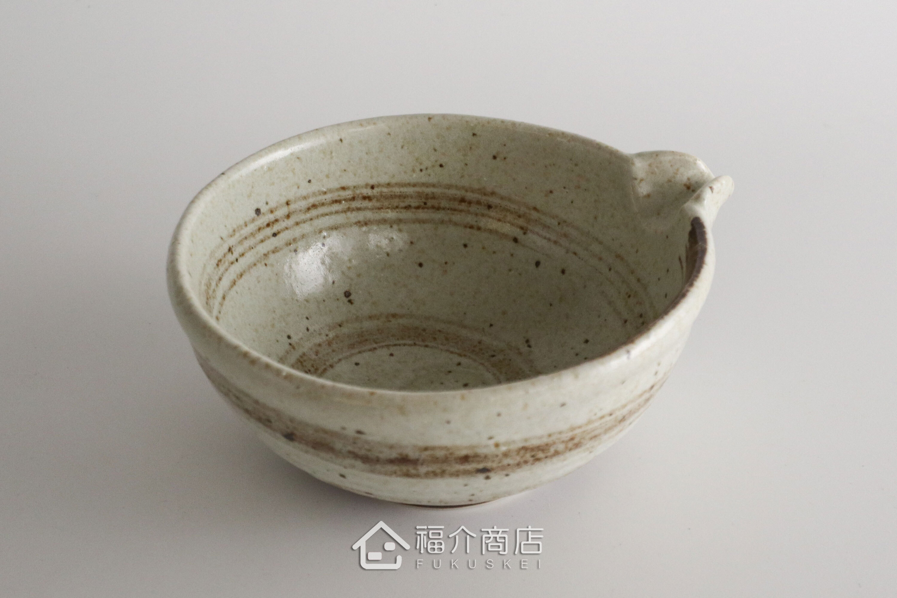 除了作為抹茶碗，也是餐桌上極具特色的盛裝食器，日式小菜、燉煮料理到沙拉、甜點，這款片口鉢都能輕鬆駕馭