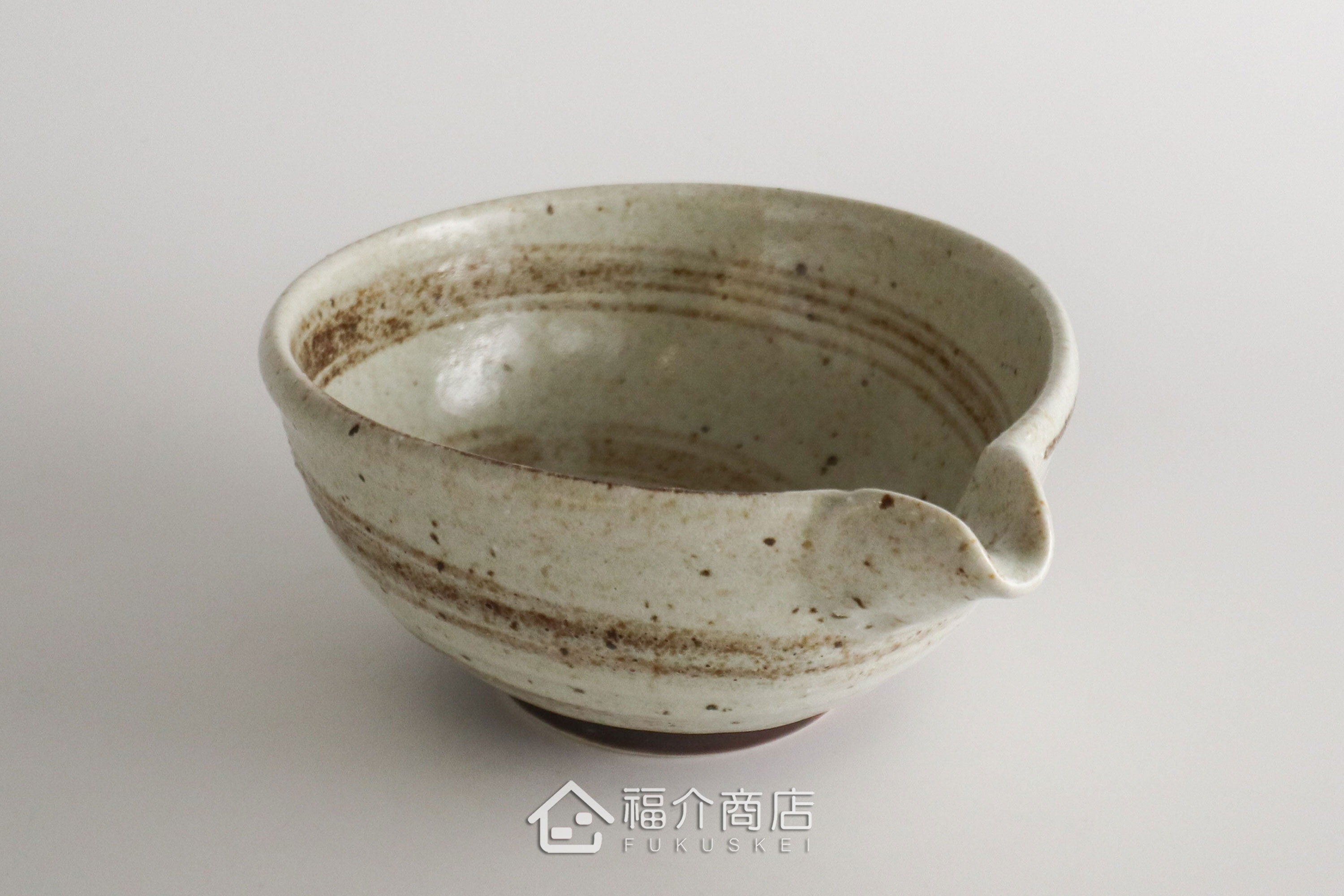 除了作為抹茶碗，也是餐桌上極具特色的盛裝食器，日式小菜、燉煮料理到沙拉、甜點，這款片口鉢都能輕鬆駕馭