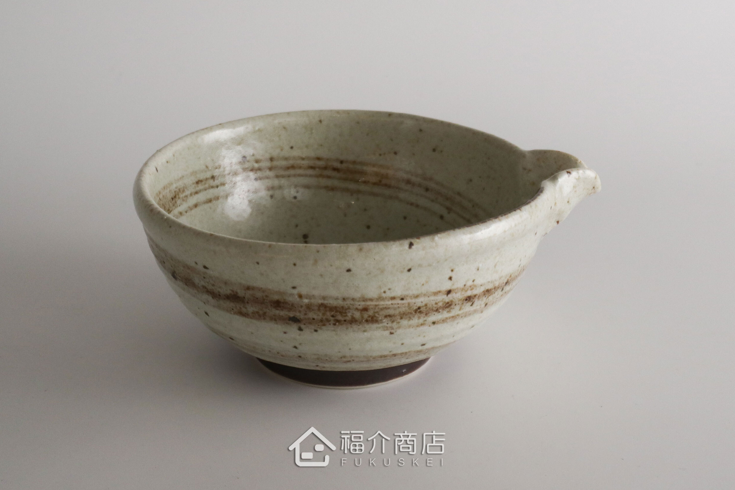 除了作為抹茶碗，也是餐桌上極具特色的盛裝食器，日式小菜、燉煮料理到沙拉、甜點，這款片口鉢都能輕鬆駕馭