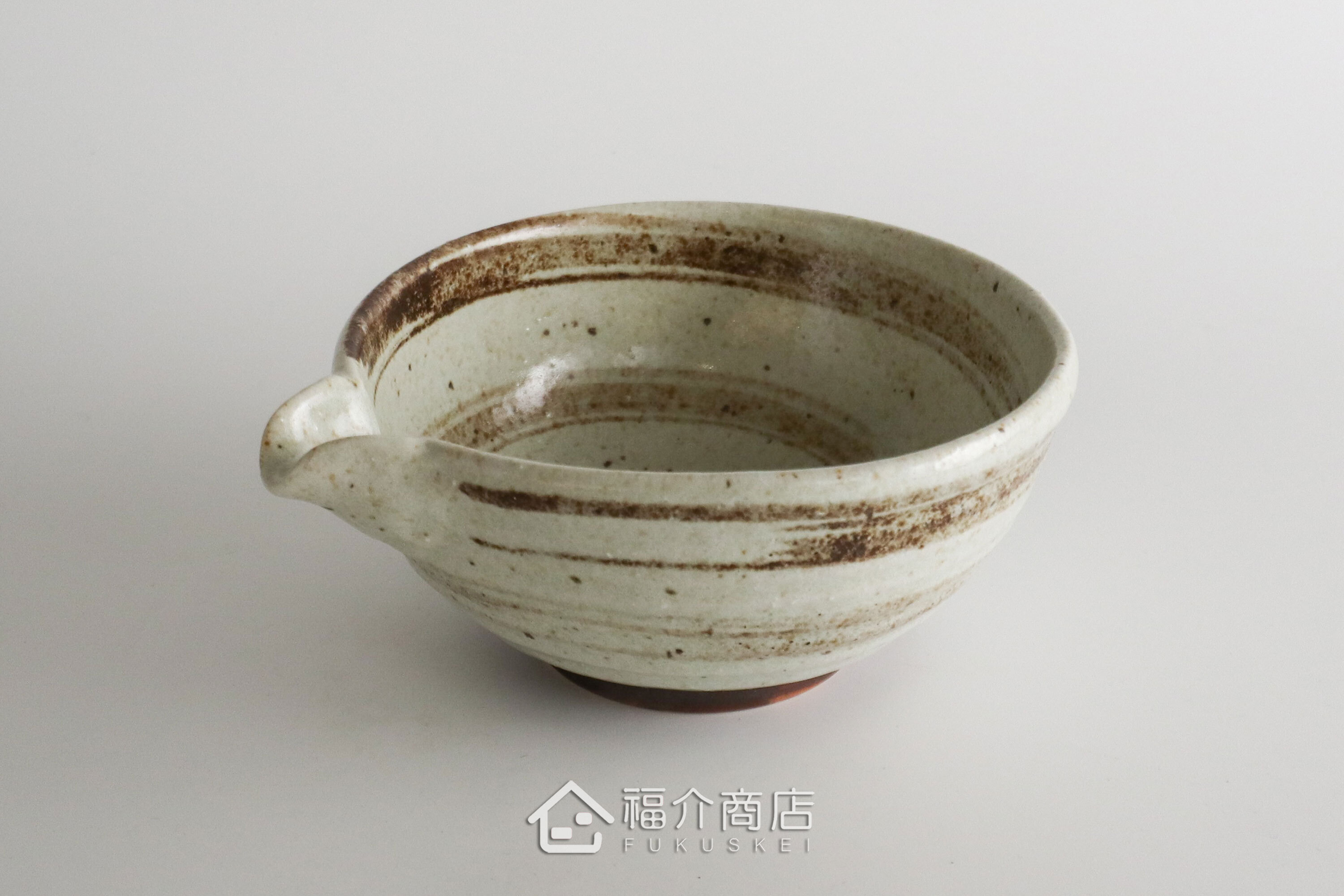 除了作為抹茶碗，也是餐桌上極具特色的盛裝食器，日式小菜、燉煮料理到沙拉、甜點，這款片口鉢都能輕鬆駕馭