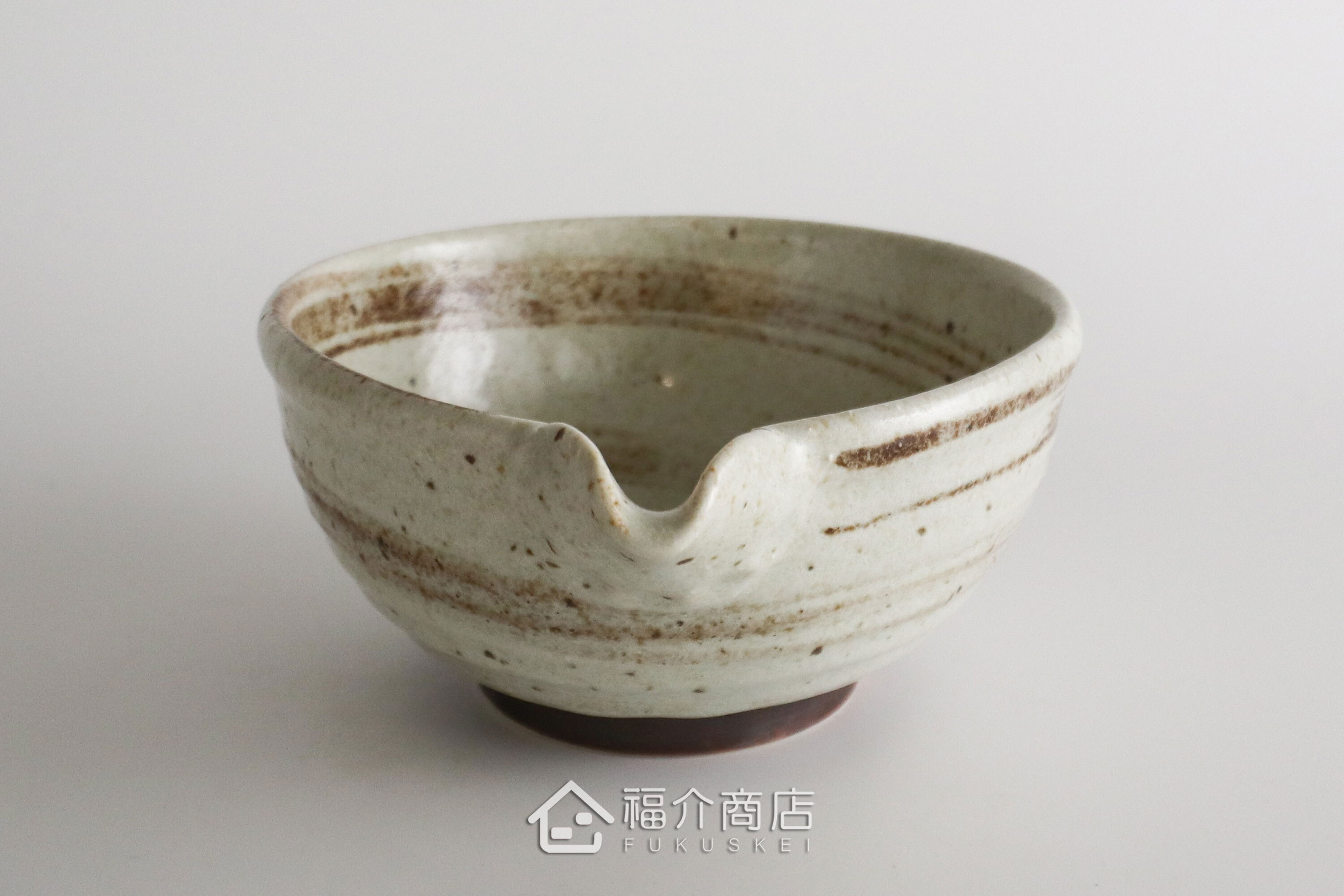 除了作為抹茶碗，也是餐桌上極具特色的盛裝食器，日式小菜、燉煮料理到沙拉、甜點，這款片口鉢都能輕鬆駕馭