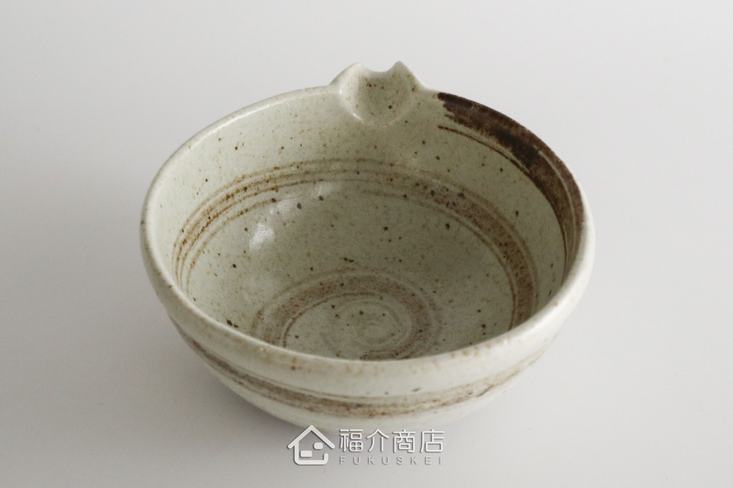 除了作為抹茶碗，也是餐桌上極具特色的盛裝食器，日式小菜、燉煮料理到沙拉、甜點，這款片口鉢都能輕鬆駕馭