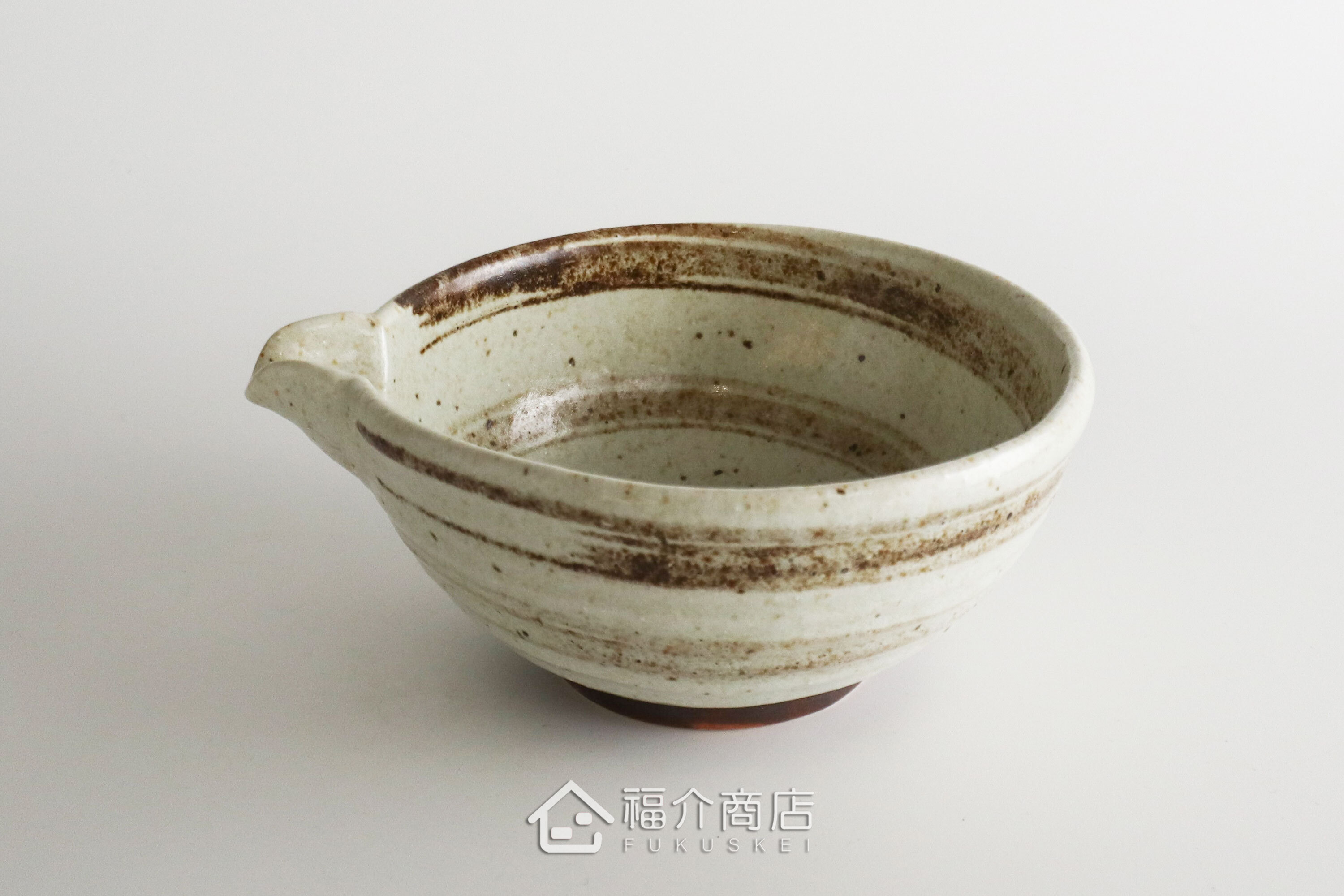 除了作為抹茶碗，也是餐桌上極具特色的盛裝食器，日式小菜、燉煮料理到沙拉、甜點，這款片口鉢都能輕鬆駕馭