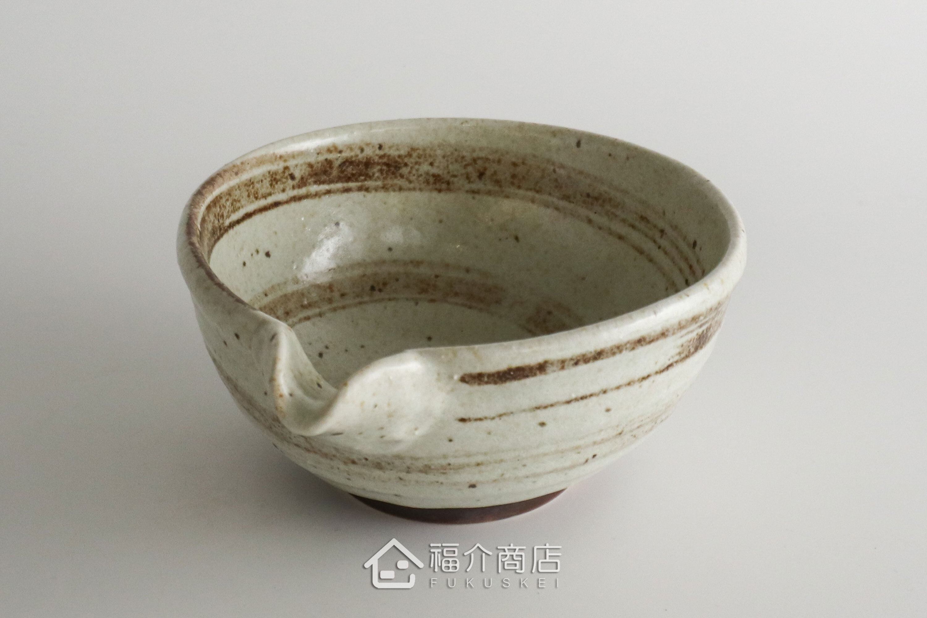 除了作為抹茶碗，也是餐桌上極具特色的盛裝食器，日式小菜、燉煮料理到沙拉、甜點，這款片口鉢都能輕鬆駕馭