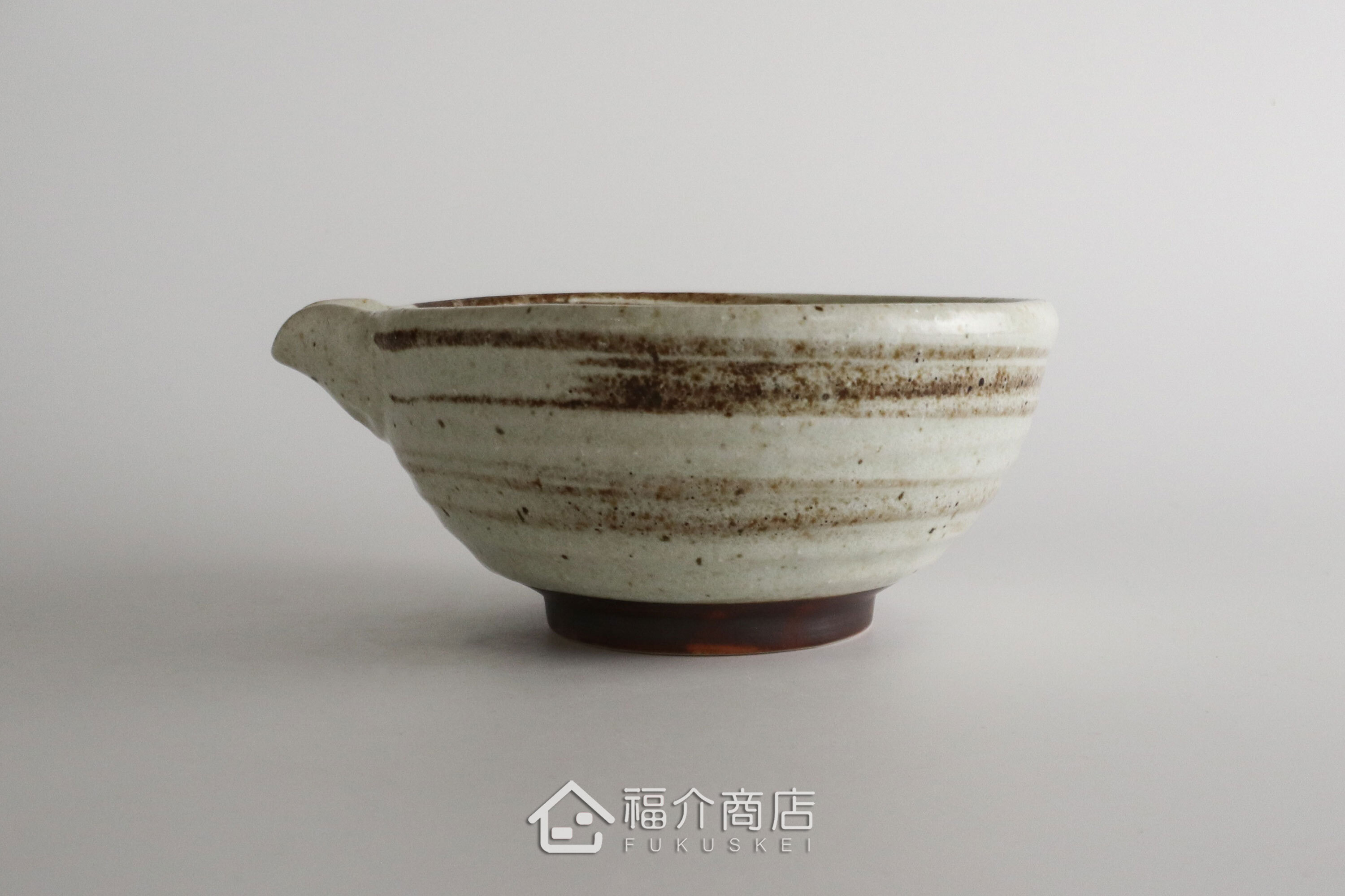 除了作為抹茶碗，也是餐桌上極具特色的盛裝食器，日式小菜、燉煮料理到沙拉、甜點，這款片口鉢都能輕鬆駕馭